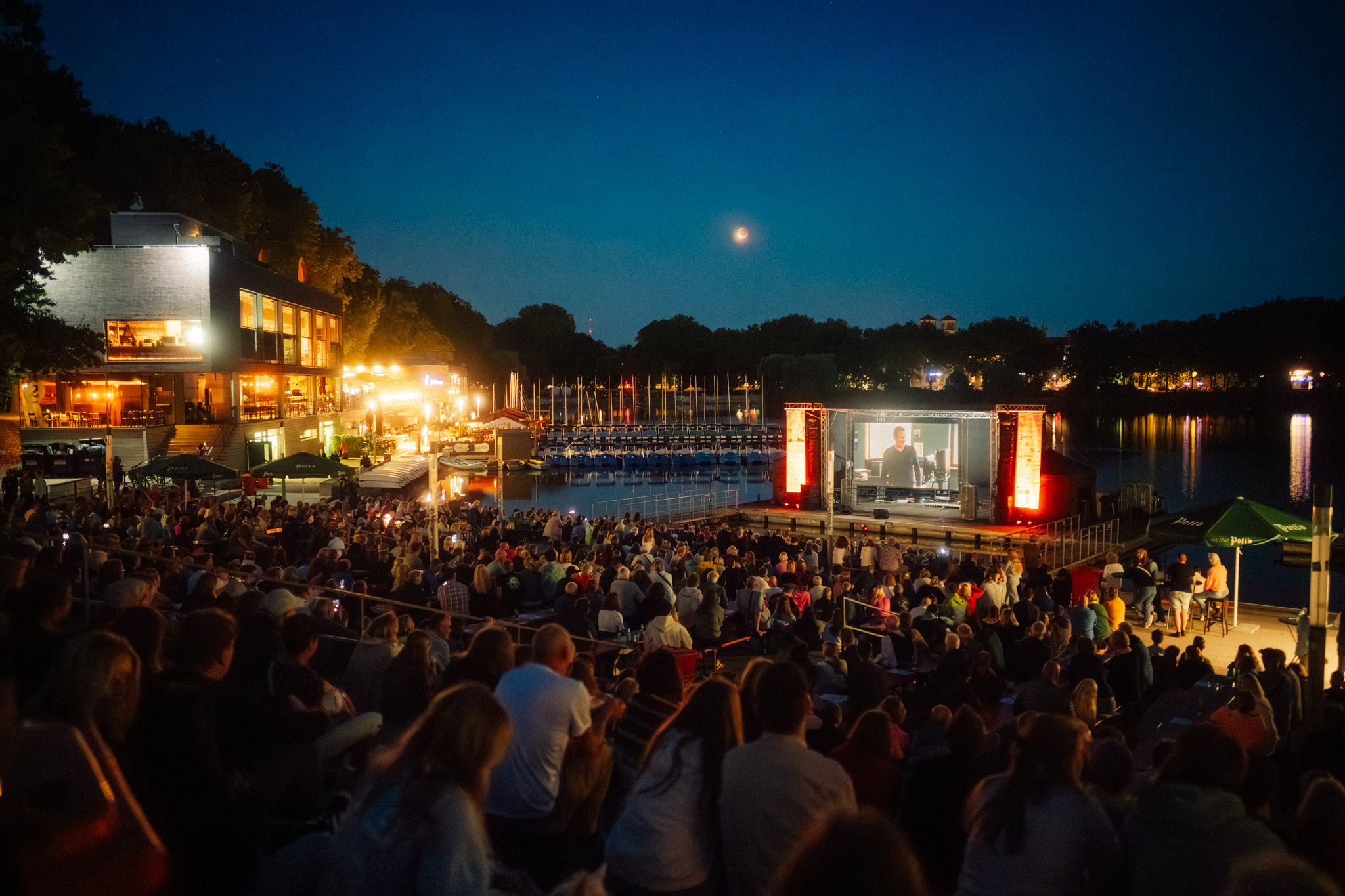 Viele Zuschauerinnen und Zuschauer bei einer Open-Air-Kinovorführung