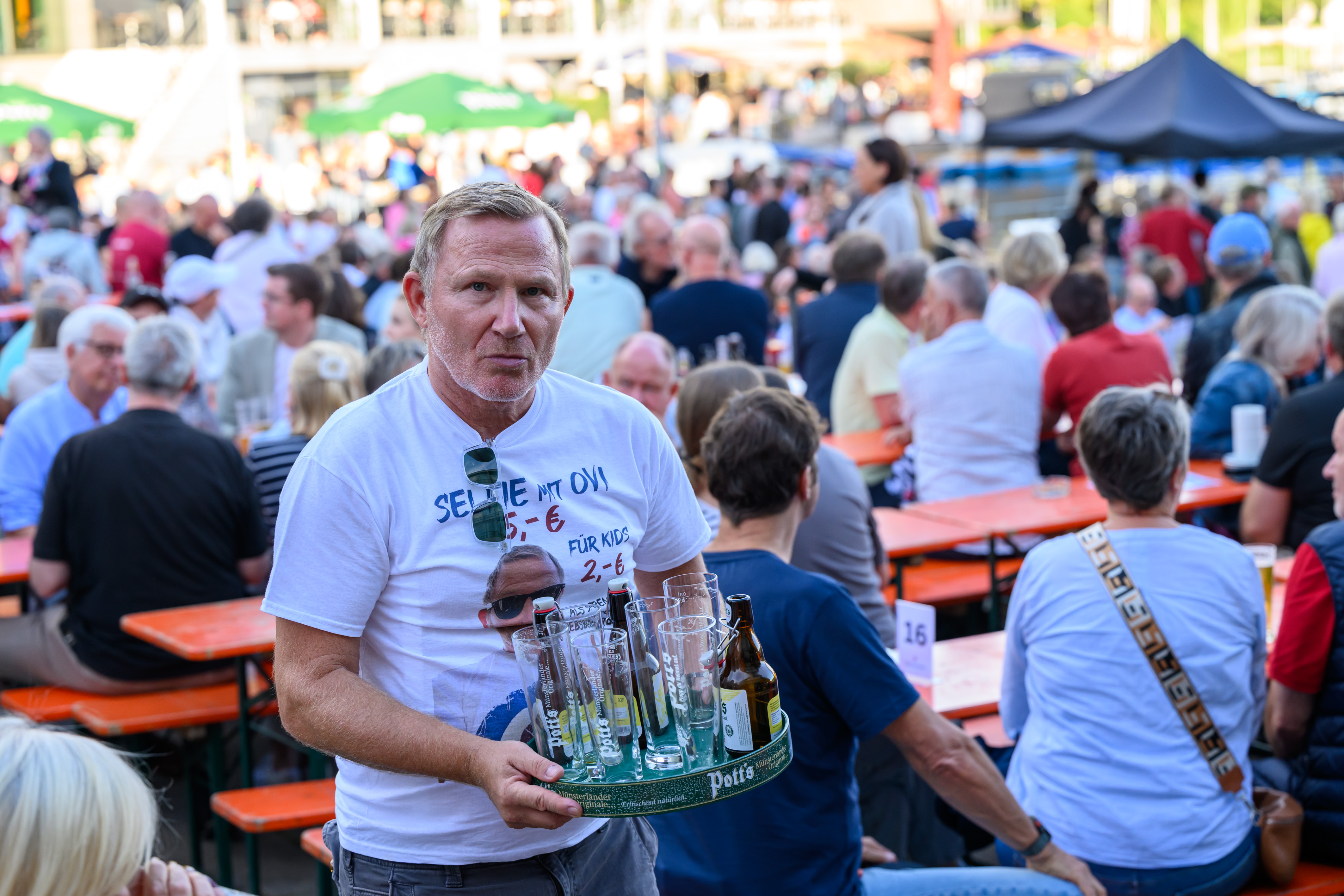 Roland Jankowsky (Overbeck) kellnert für den guten Zweck.