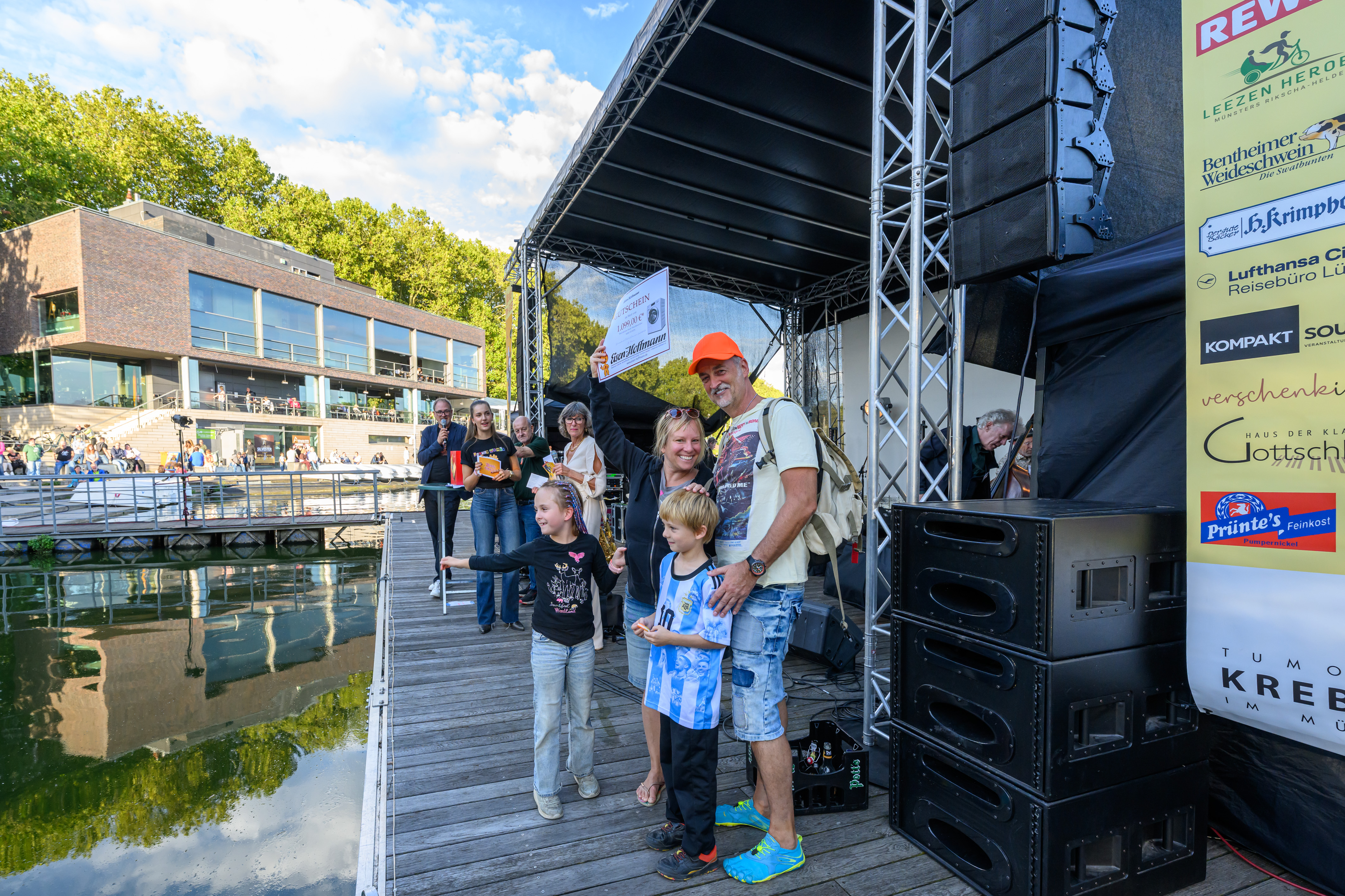 Eine Familie freut sich über den Gewinn einer Waschmaschine die im Rahmen der Veranstaltung verlost wurde