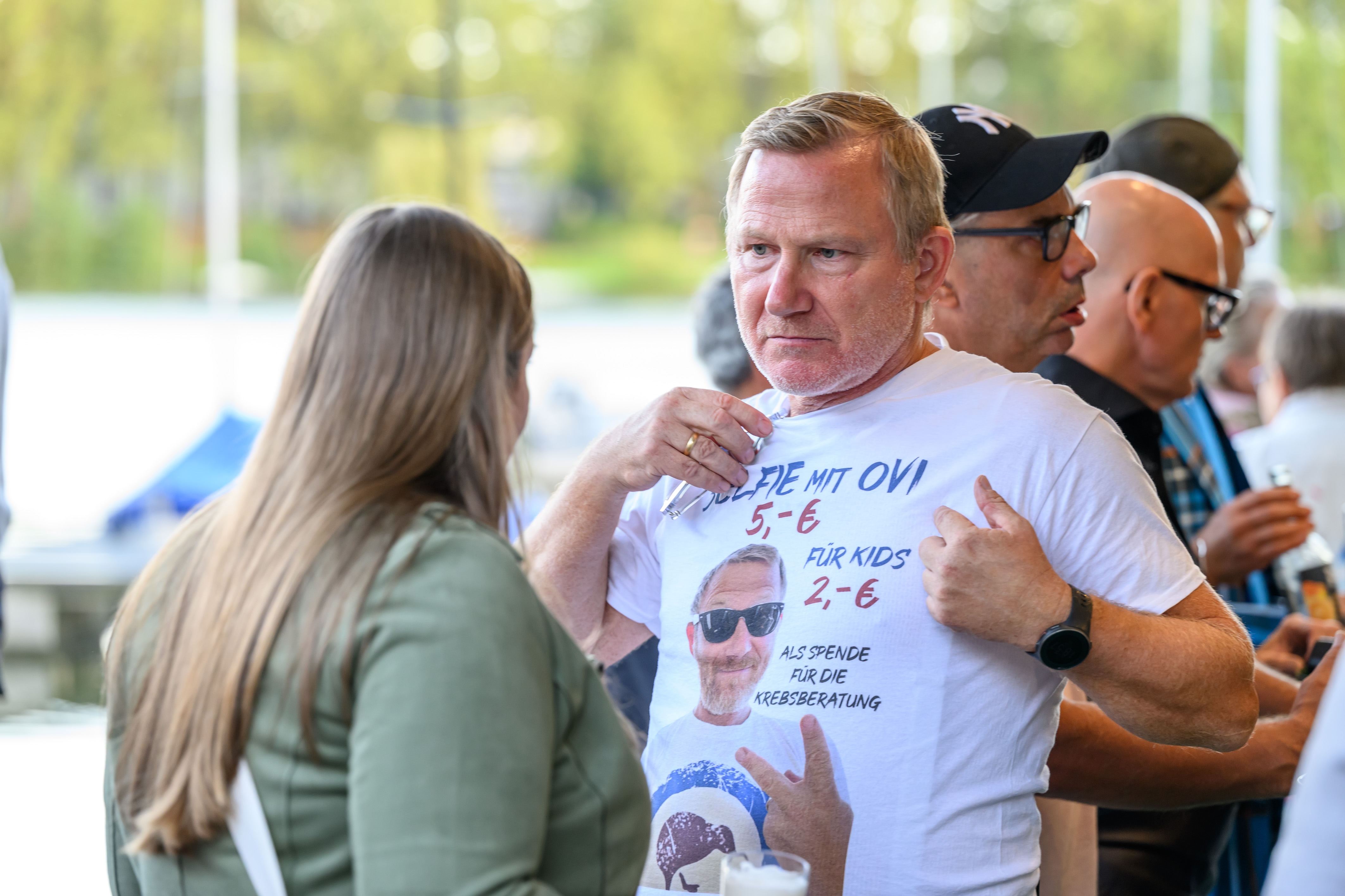 Roland Janowsky (Overbeck) sammelt durch Selfies Spenden. Sein T-Shirt macht darauf aufmerksam.