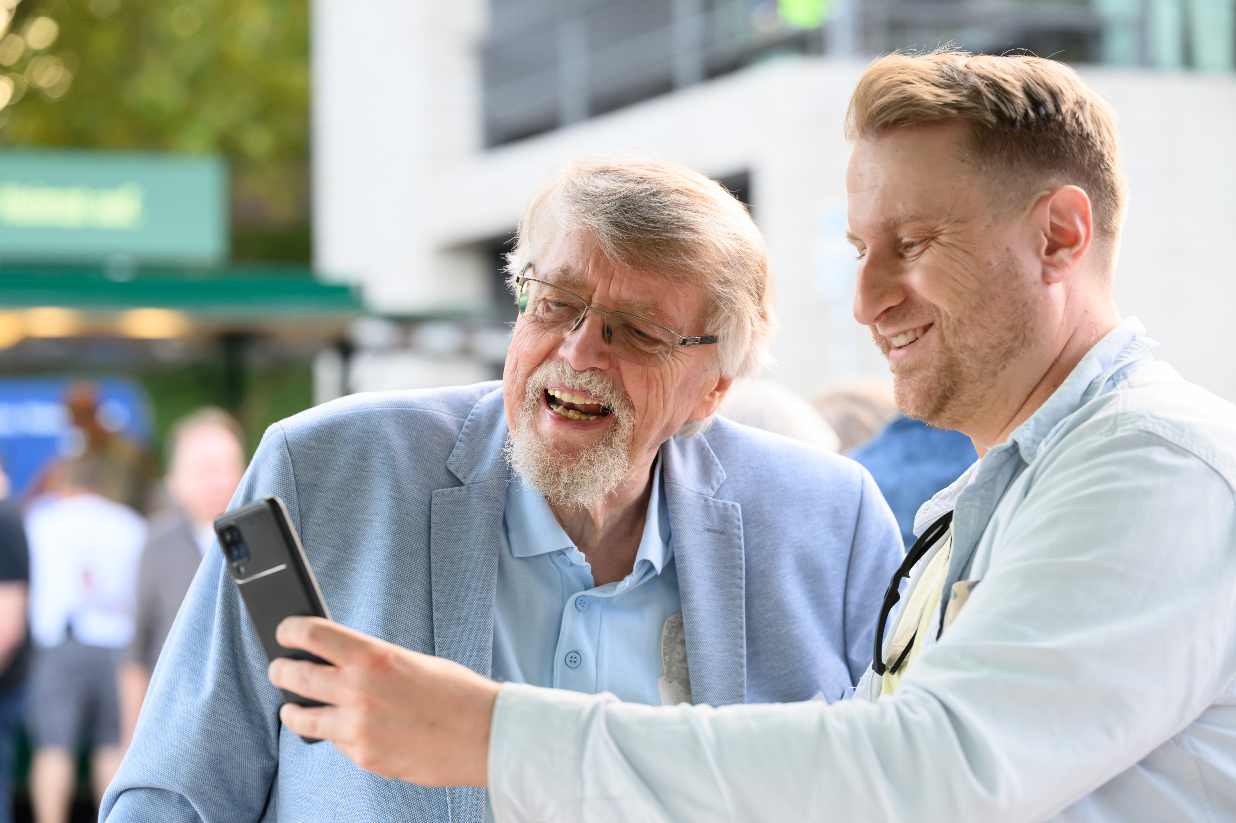 "Quiz-Professor" Eckhard Freise bei einem Selfie mit einem Besucher des Promi-Kellnerns.
