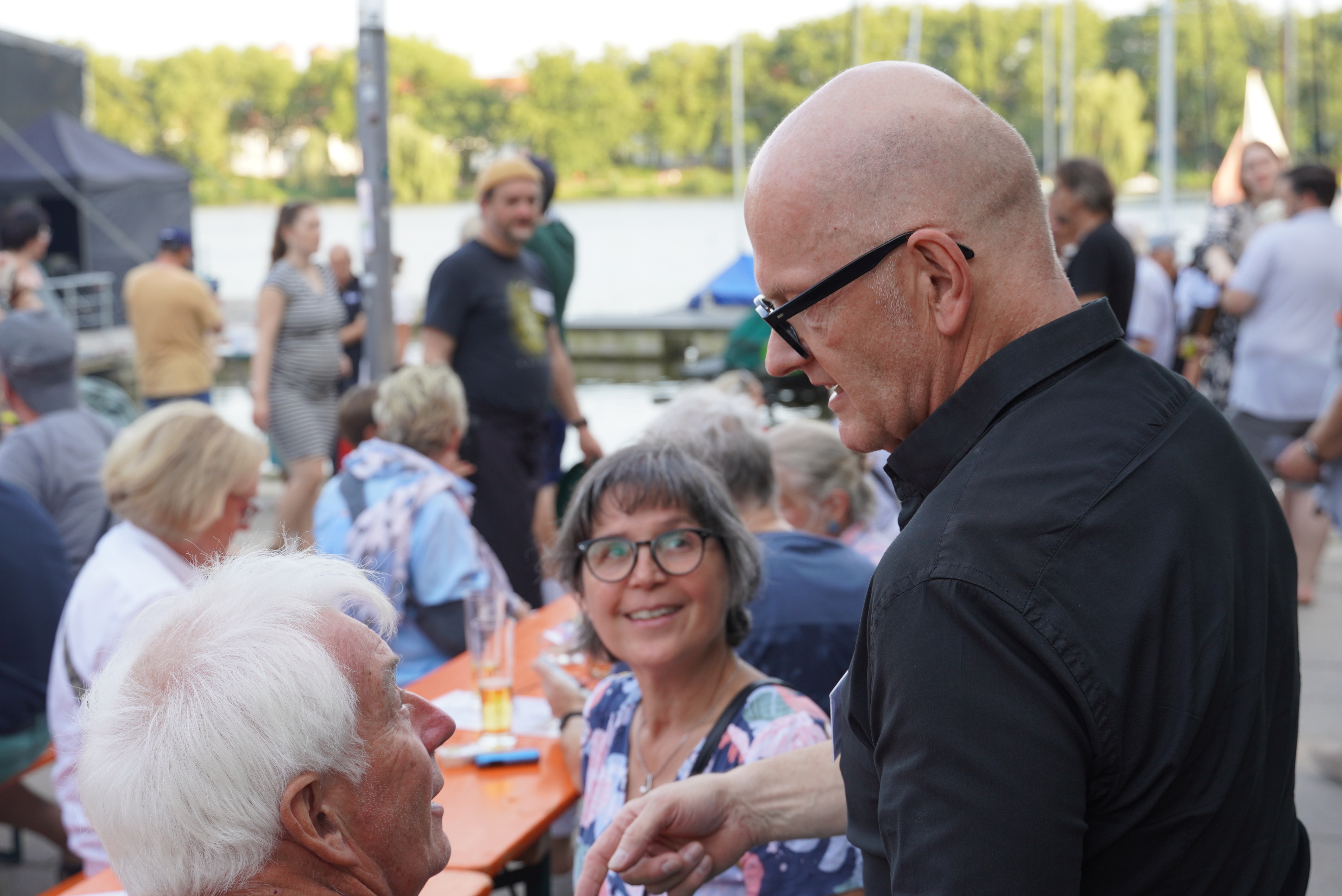 Besucher unterhalten sich angeregt mit Promikellnern