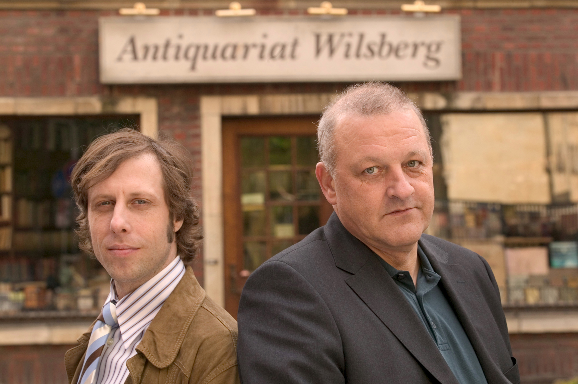 Ekki (Oliver Korritke) und Wilsberg (Leonard Lansink) vor dem Antiquariat