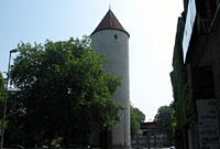 Turm mit Baum