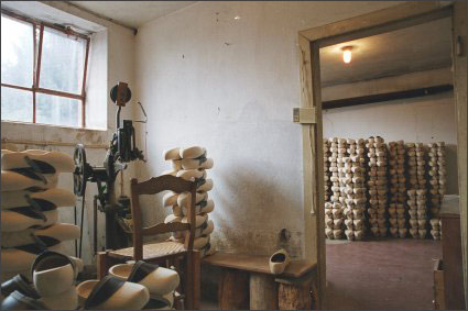 Blick auf alte Holzschuhfabrik nach innen