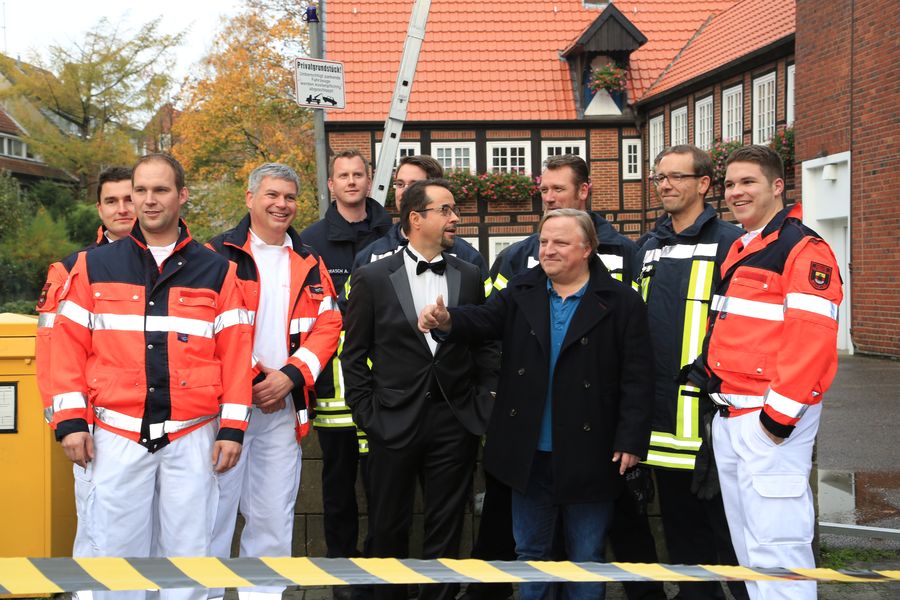 Filmcrew und Feuerwehr