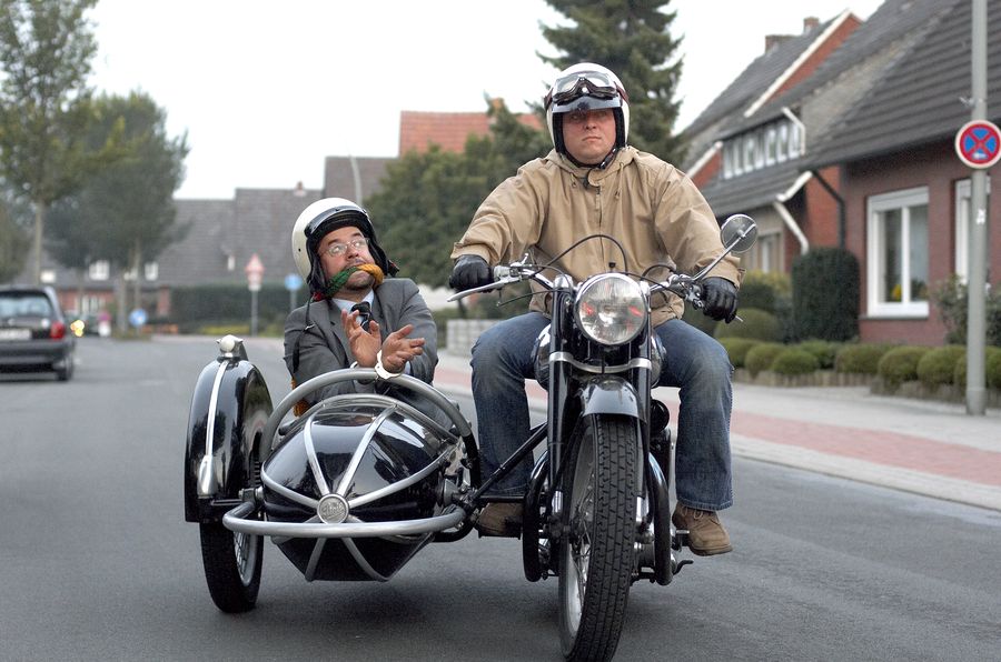 Boerne und Thiel fahren Motorrad