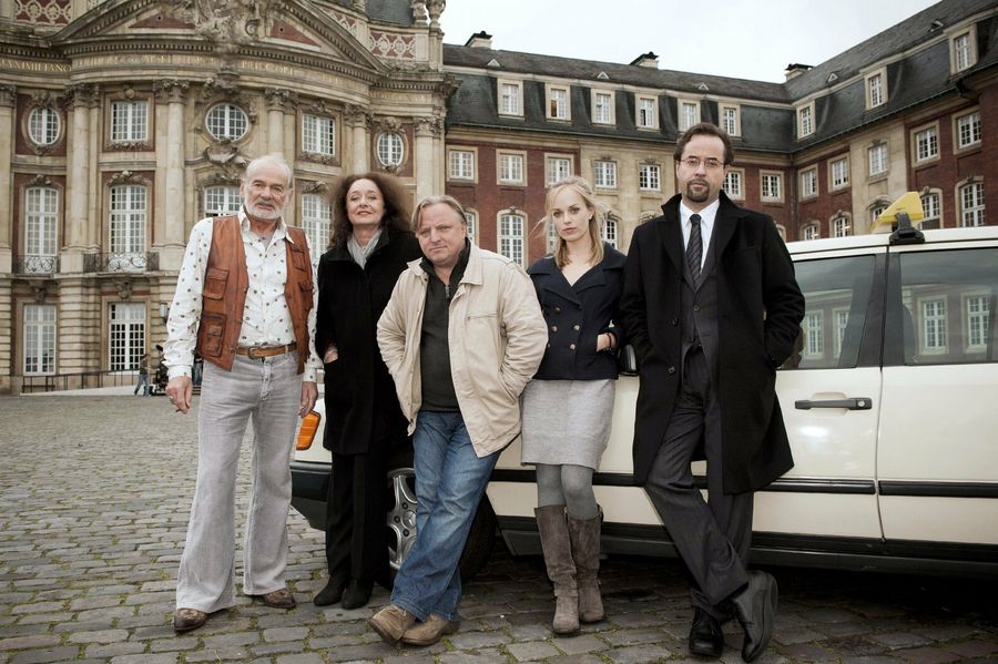 Tatort-Team vor dem Schloss