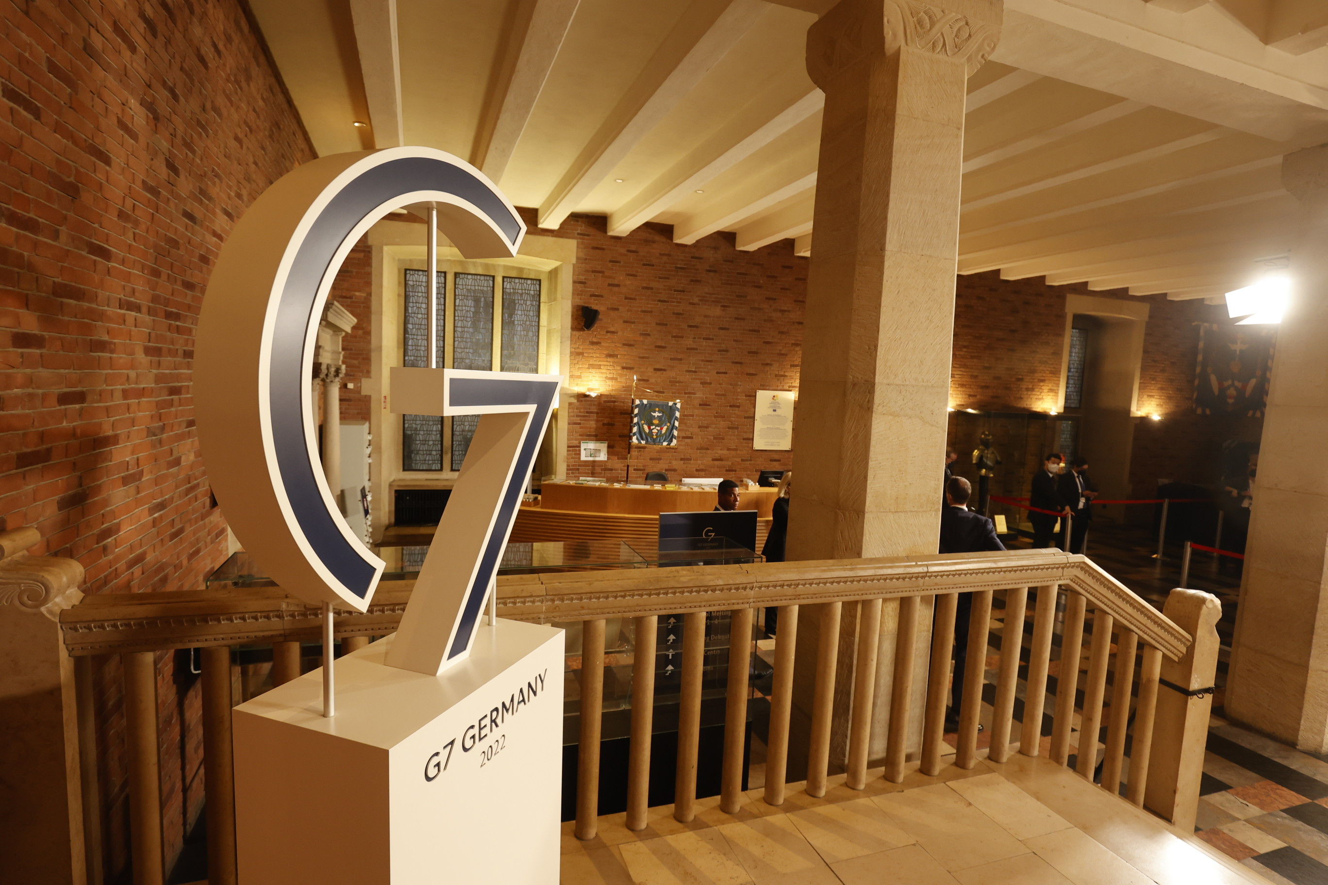 Das G7-Logo in der Bürgerhalle