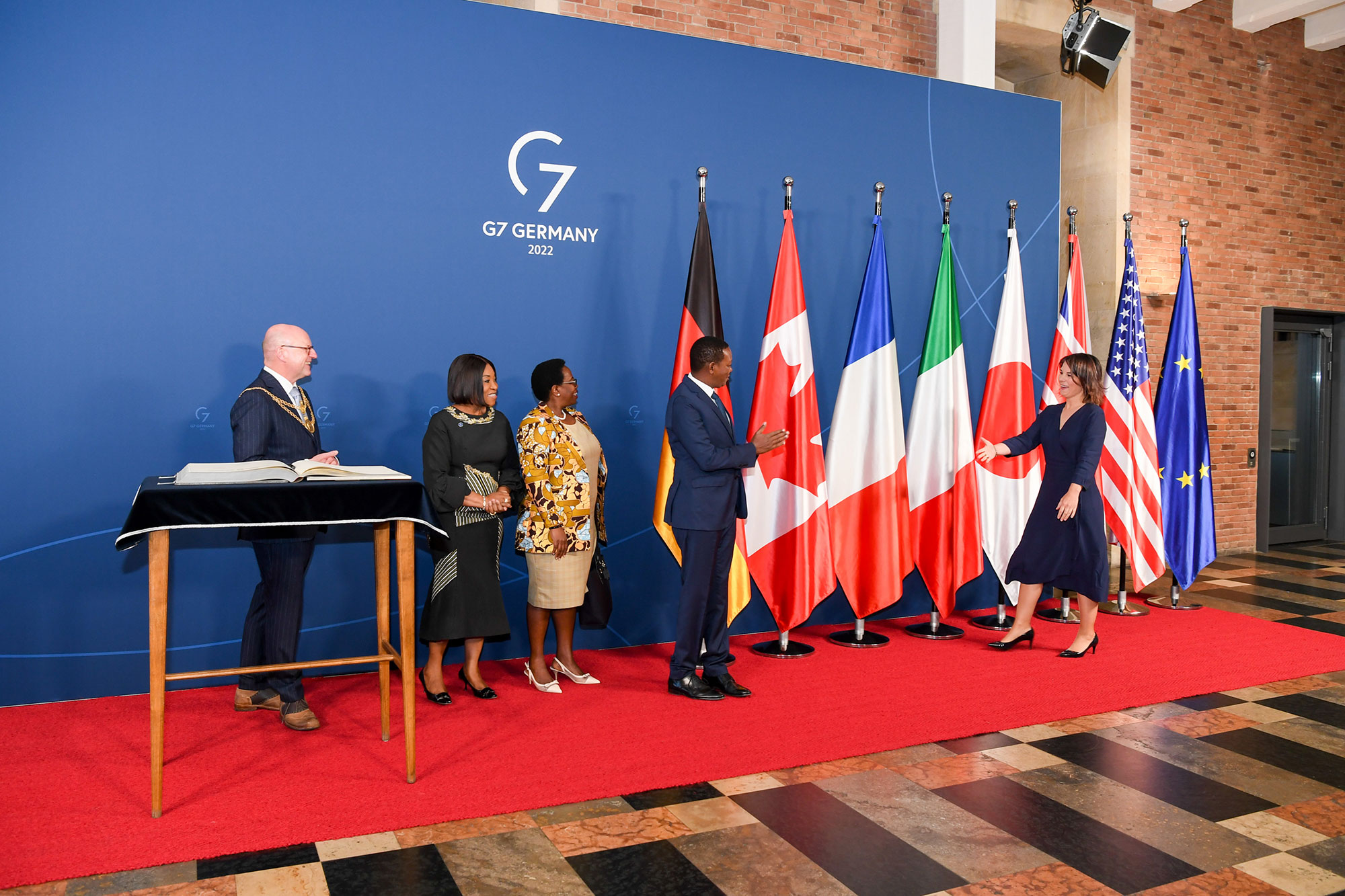 Außenministerin Annalena Baerbock begrüßt die Gäste der Afrikanischen Union