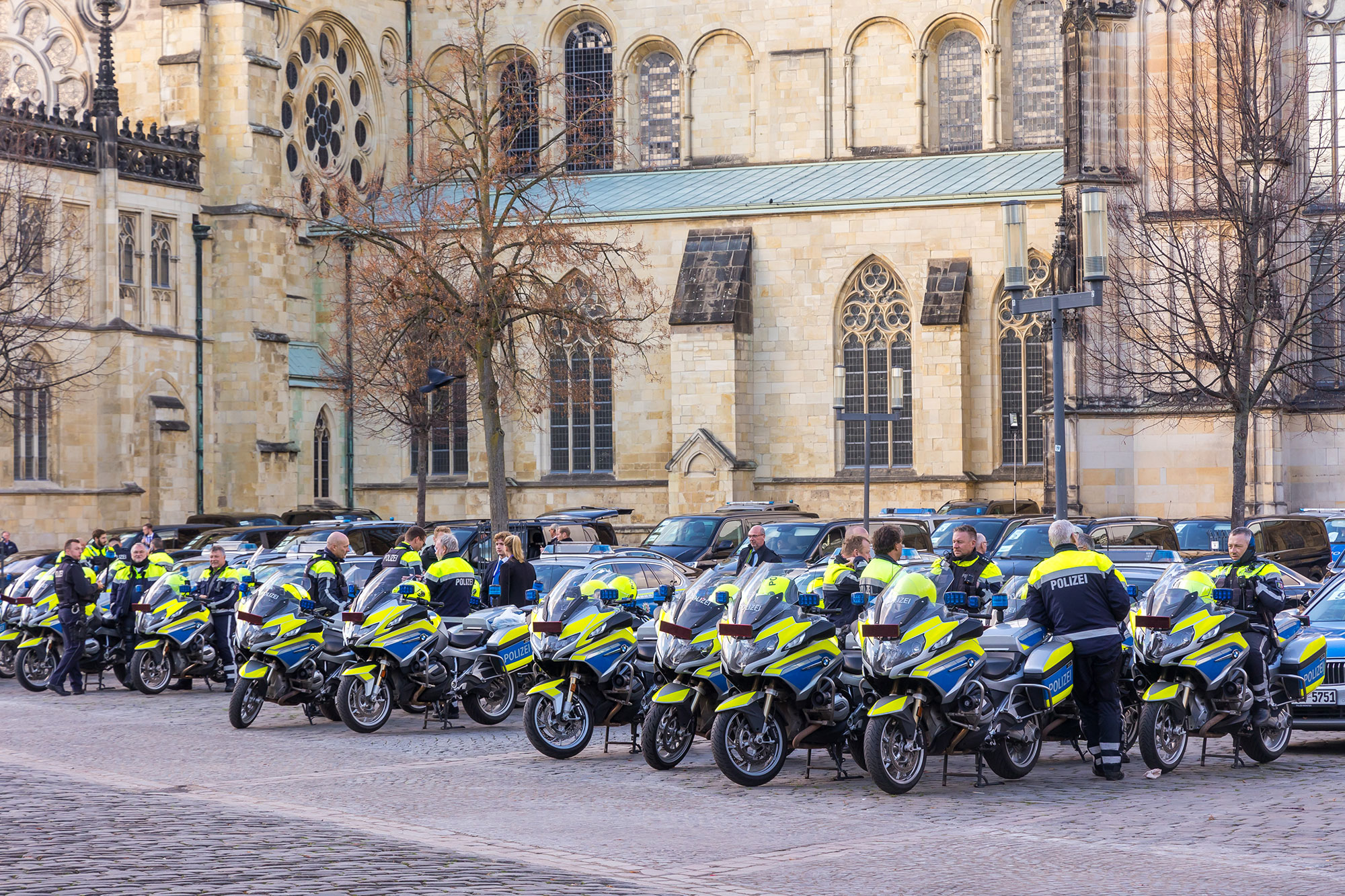 Motorräder der Polizei auf dem Domplatz