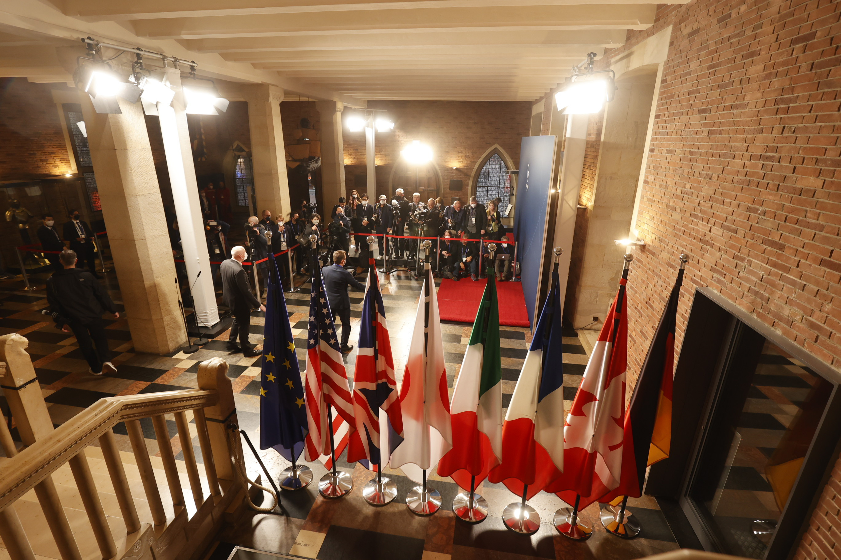 Flaggen der G7 und der EU in der Bürgerhalle