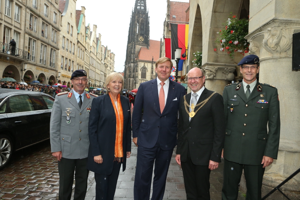 Der niederländische König Willem-Alexander mit mit Ministerpräsidentin Hannelore Kraft, Vertreter des Deutsch-Niederländischen Korps und Oberbürgermeister Markus Lewe