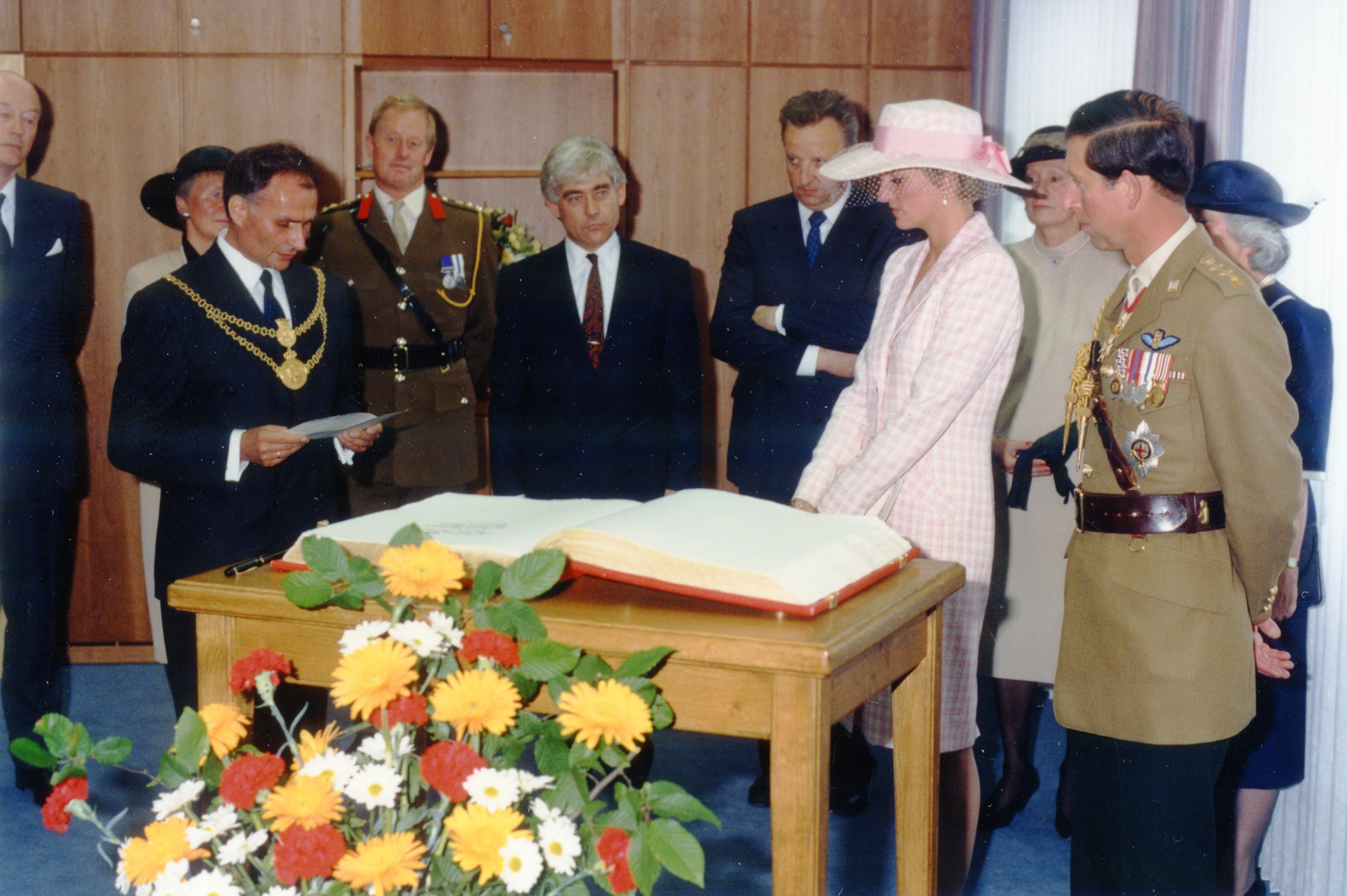 Oberbürgermeister Dr. Jörg Twenhöven begrüßt Prince Charles und Princess Diana 