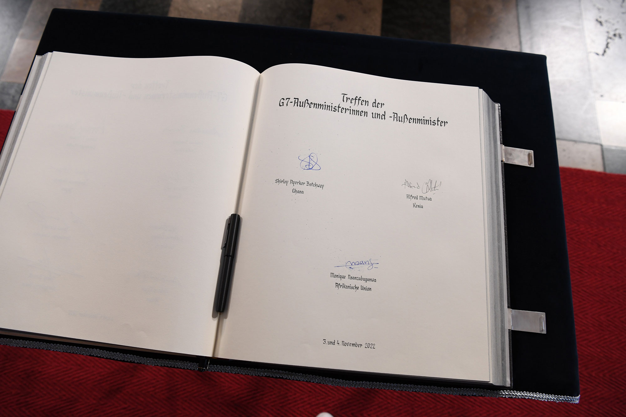 Die Gäste vom afrikanischen Kontinent haben sich in das Goldene Buch der Stadt Münster eingetragen. 