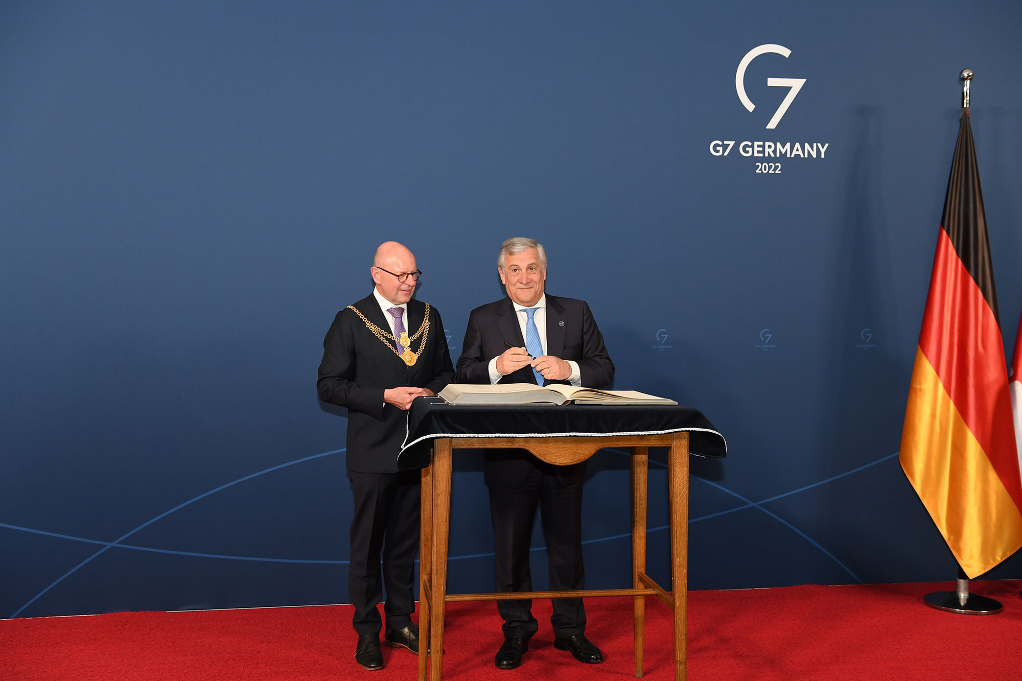 Antonio Tajani, Italien, trägt sich bei Oberbürgermeister Markus Lewe in das Goldene Buch der Stadt ein 