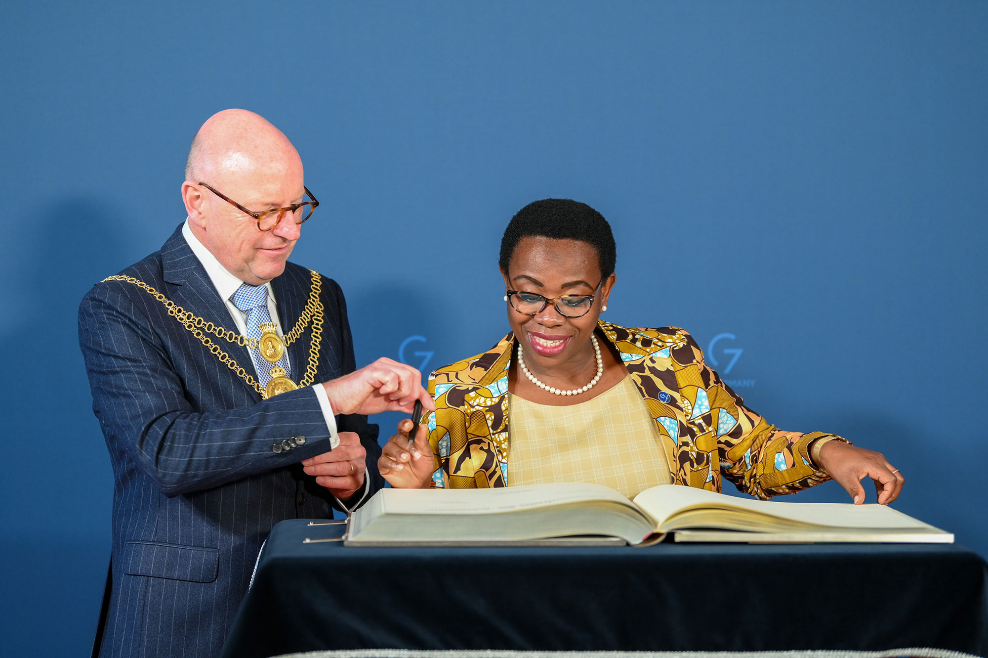 Die Außenbeauftragte der Afrikanischen Union, Monique Nsanzabaganwa, trägt sich bei Oberbürgermeister Markus Lewe in das Goldene Buch ein