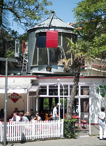 Kim Adams: Auto Office Haus Kim Adams: Auto Office Haus