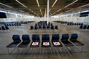 Impfzentrum: Wartebereich Impfzentrum: Wartebereich
