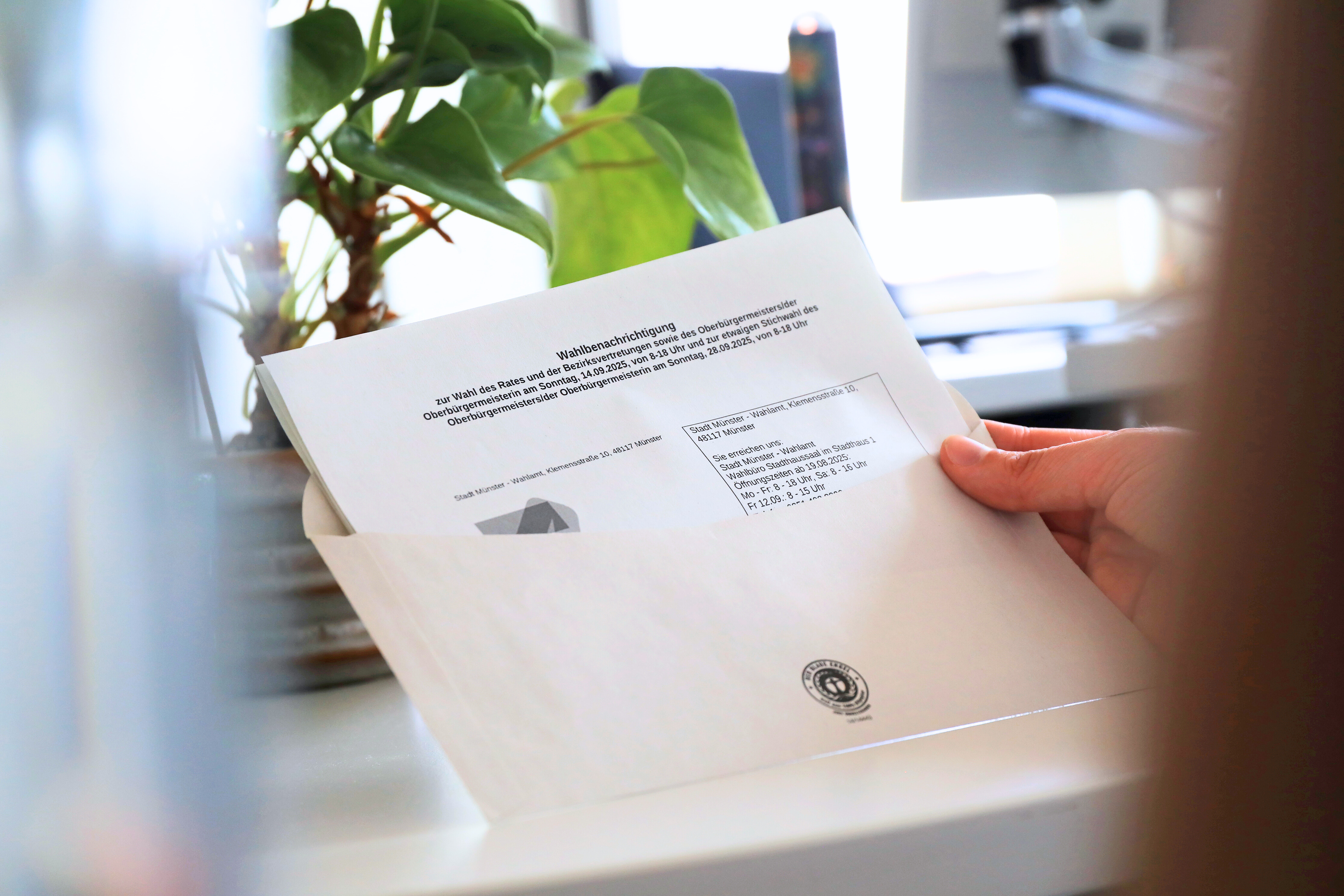 Ein Wahlbrief in der Hand einer Person
