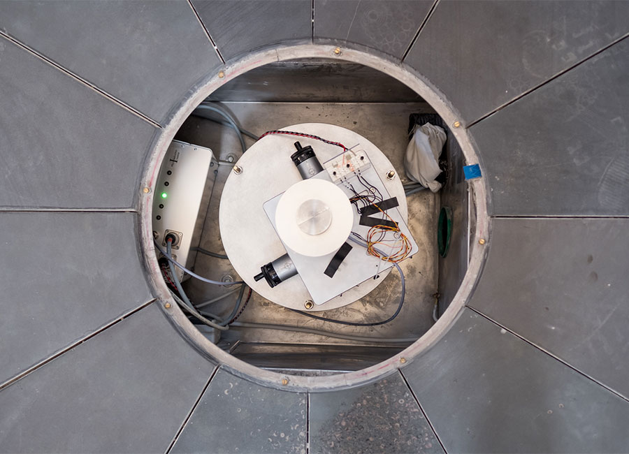 Der elektromagnetische Antrieb unter dem Zentrum der Schwingungsebene.