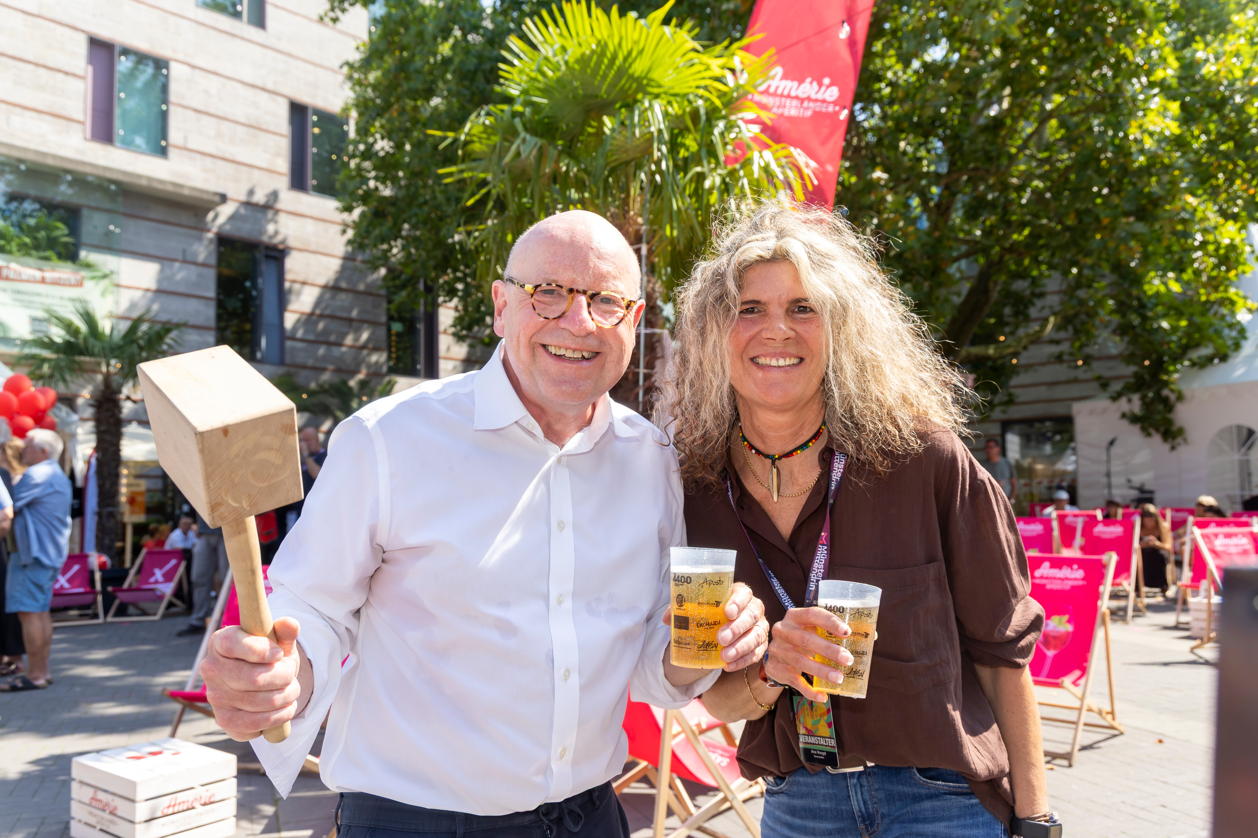 Oberbürgermeister Markus Lewe und Ana Voogd, Geschäftsführerin der „Münster Mittendrin“ GmbH auf dem Stubengassenplatz.
