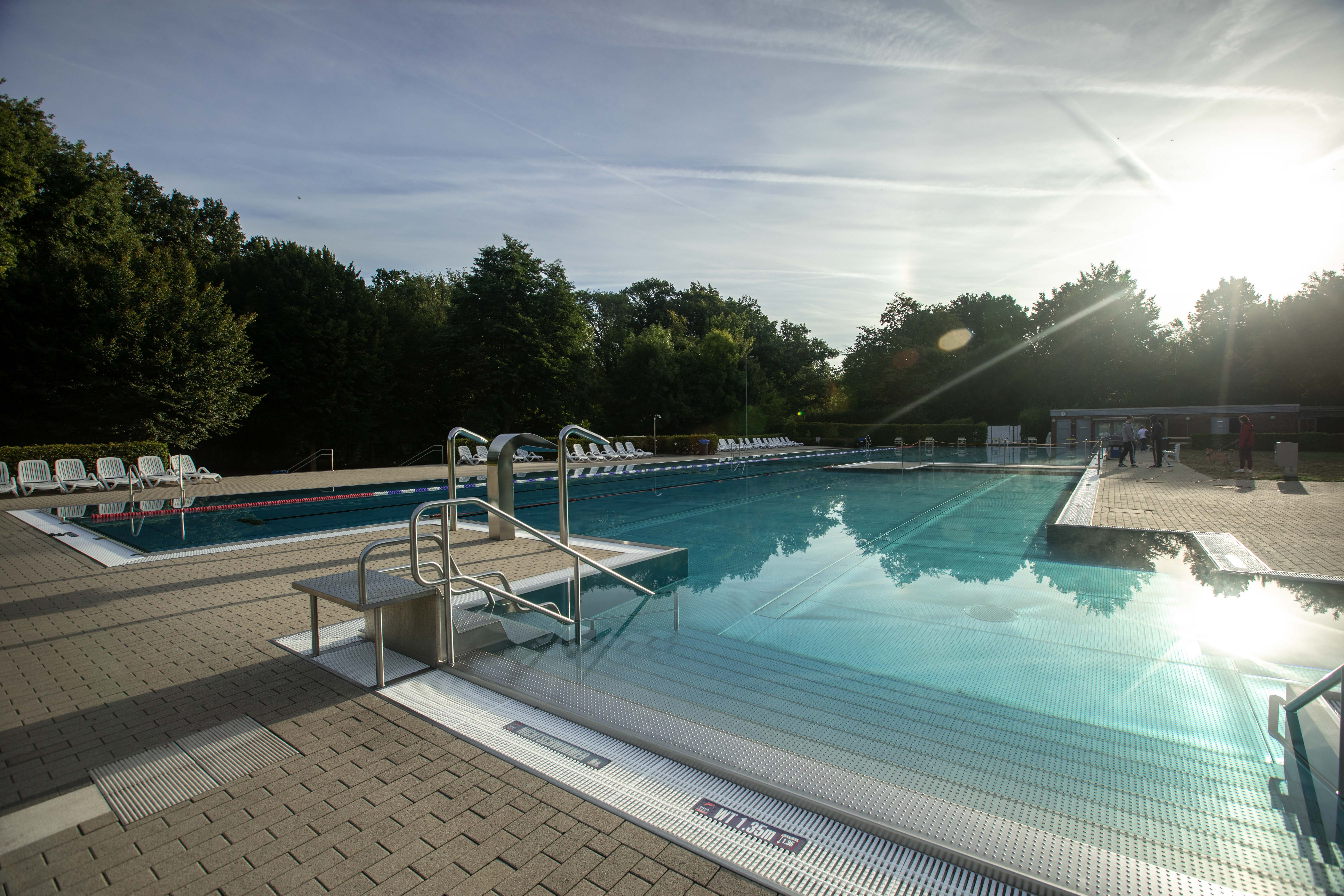 Blick auf ein leeres Schwimmbecken unter freiem Himmel bei Sonnenschein