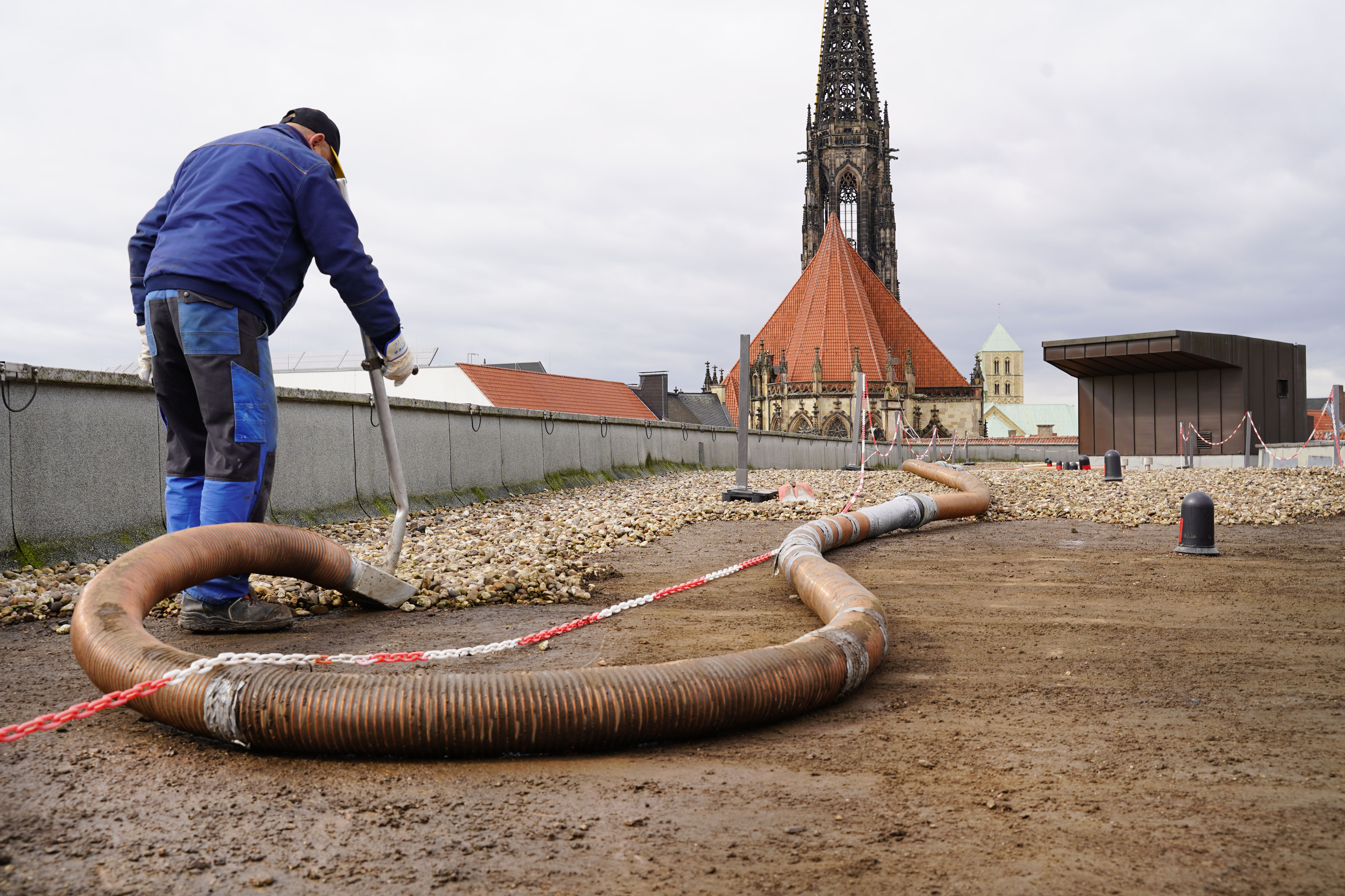 Dach der Stadtbücherei wird für PV-Anlage saniert