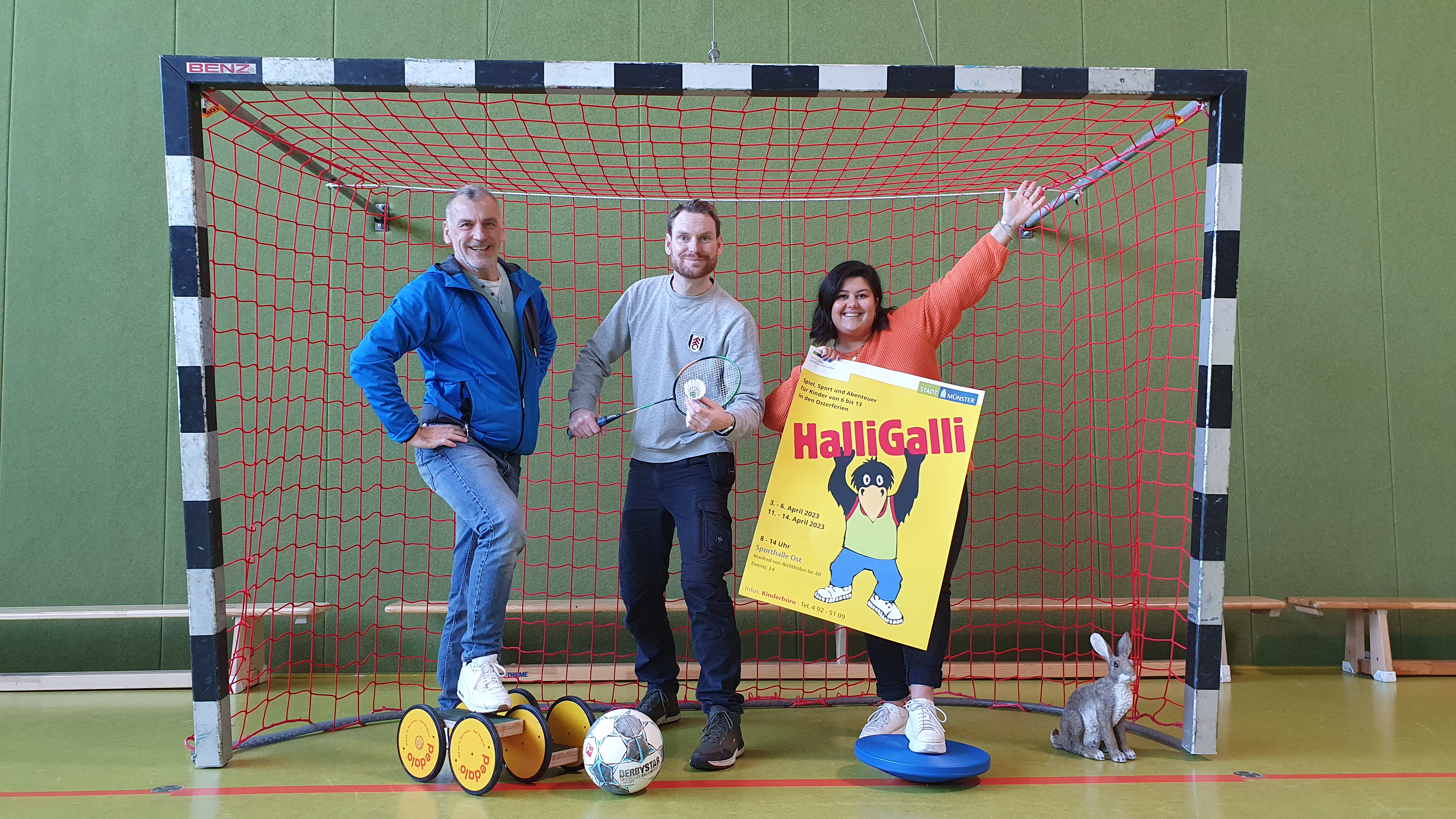 Das Team vom Kinderbüro mit Andreas Garske (v.l.), André Drücker, und Filiz Saygili lädt ein zum Ferienspaß "Halli-Galli". 