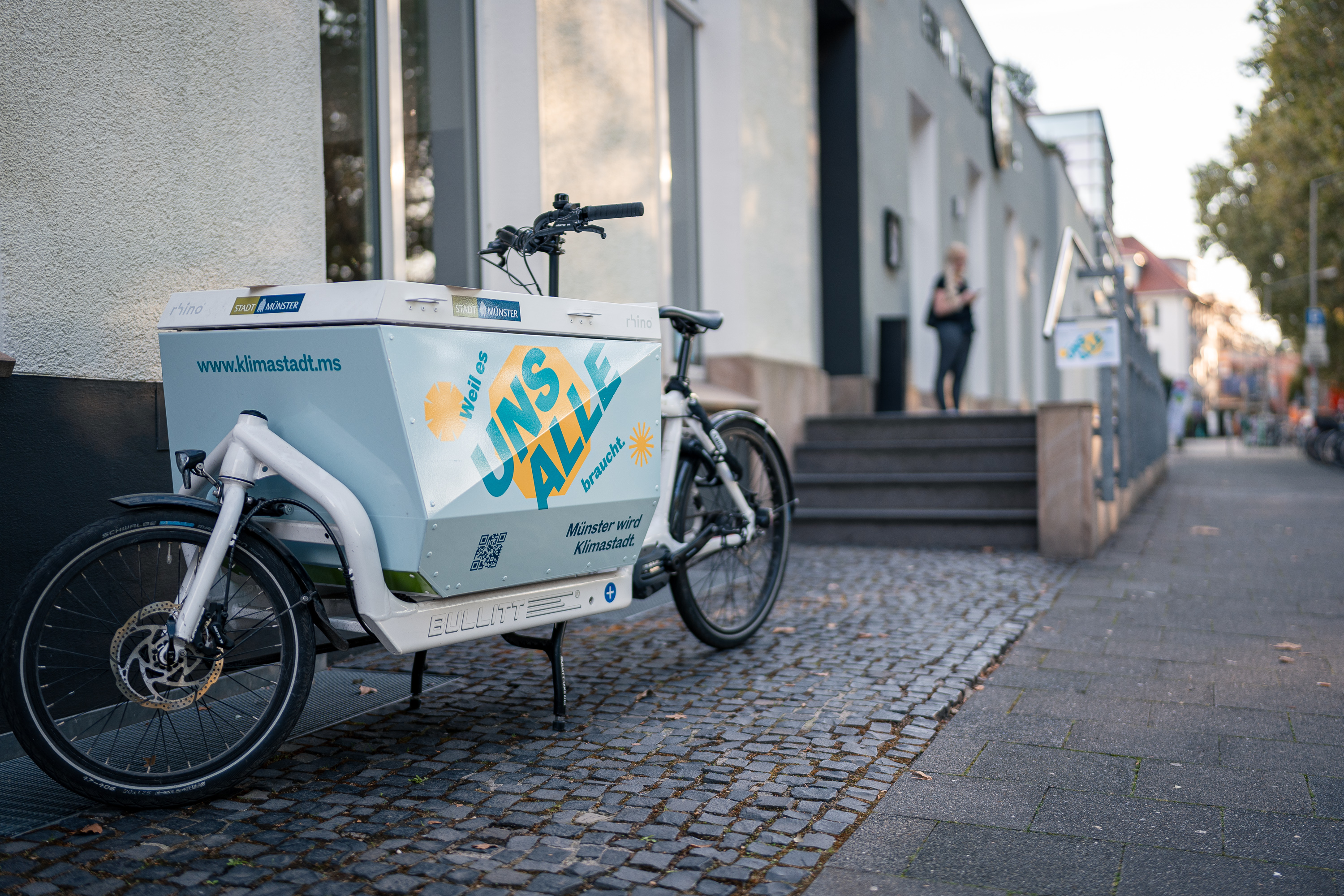 Lastenrad vor dem Hier und Jetzt am Aasee, Bismarckallee