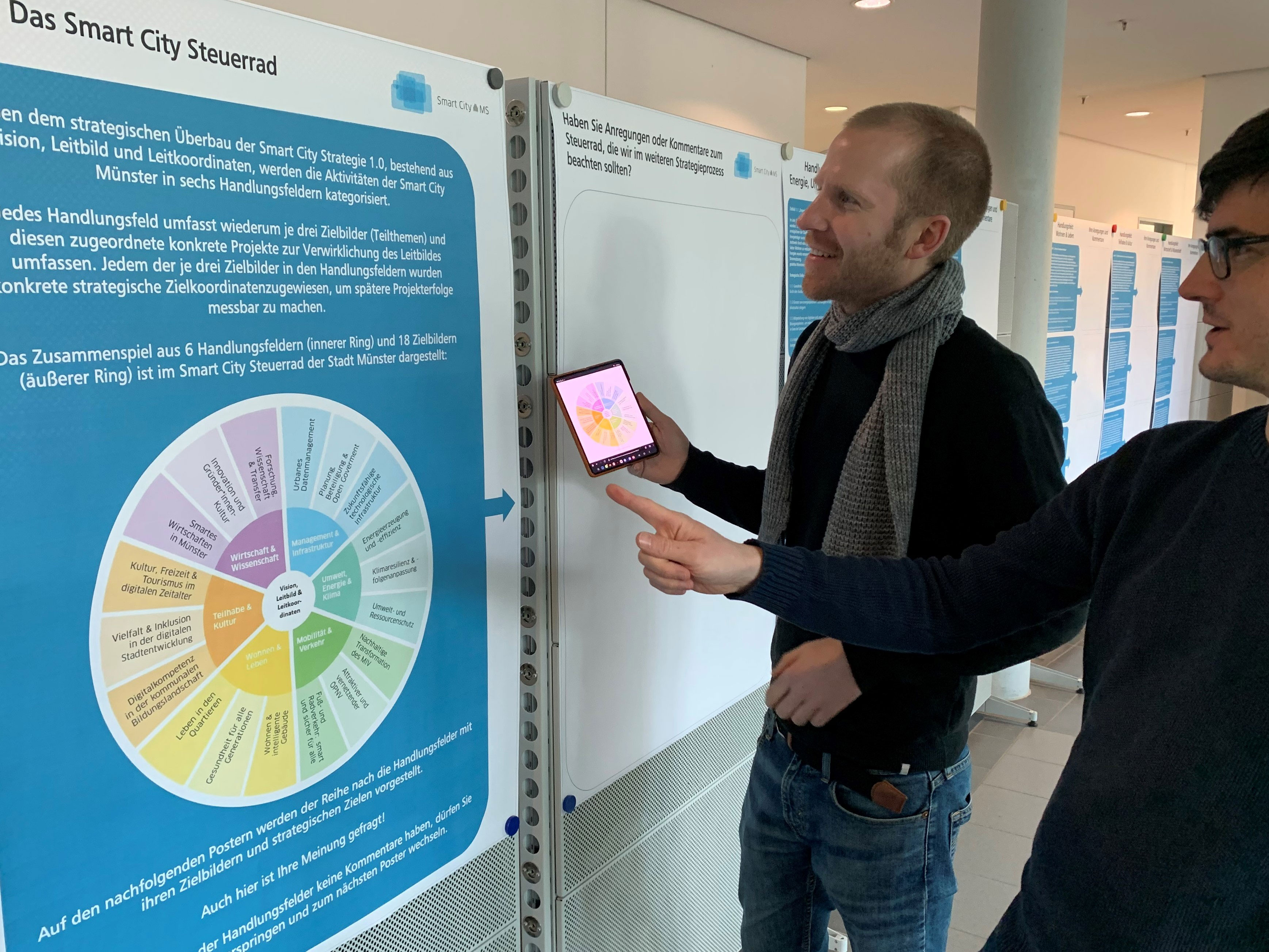 Mitmachen erwünscht: Der Entwurf der Smart-City-Strategie 1.0 für Münster kann sowohl online als auch vor Ort im Stadthaus 3 kommentiert werden. Carlo Schick (links) und Thomas Terstiege, Stabsstelle Smart City, beantworten Fragen zur Strategieentwicklung. 