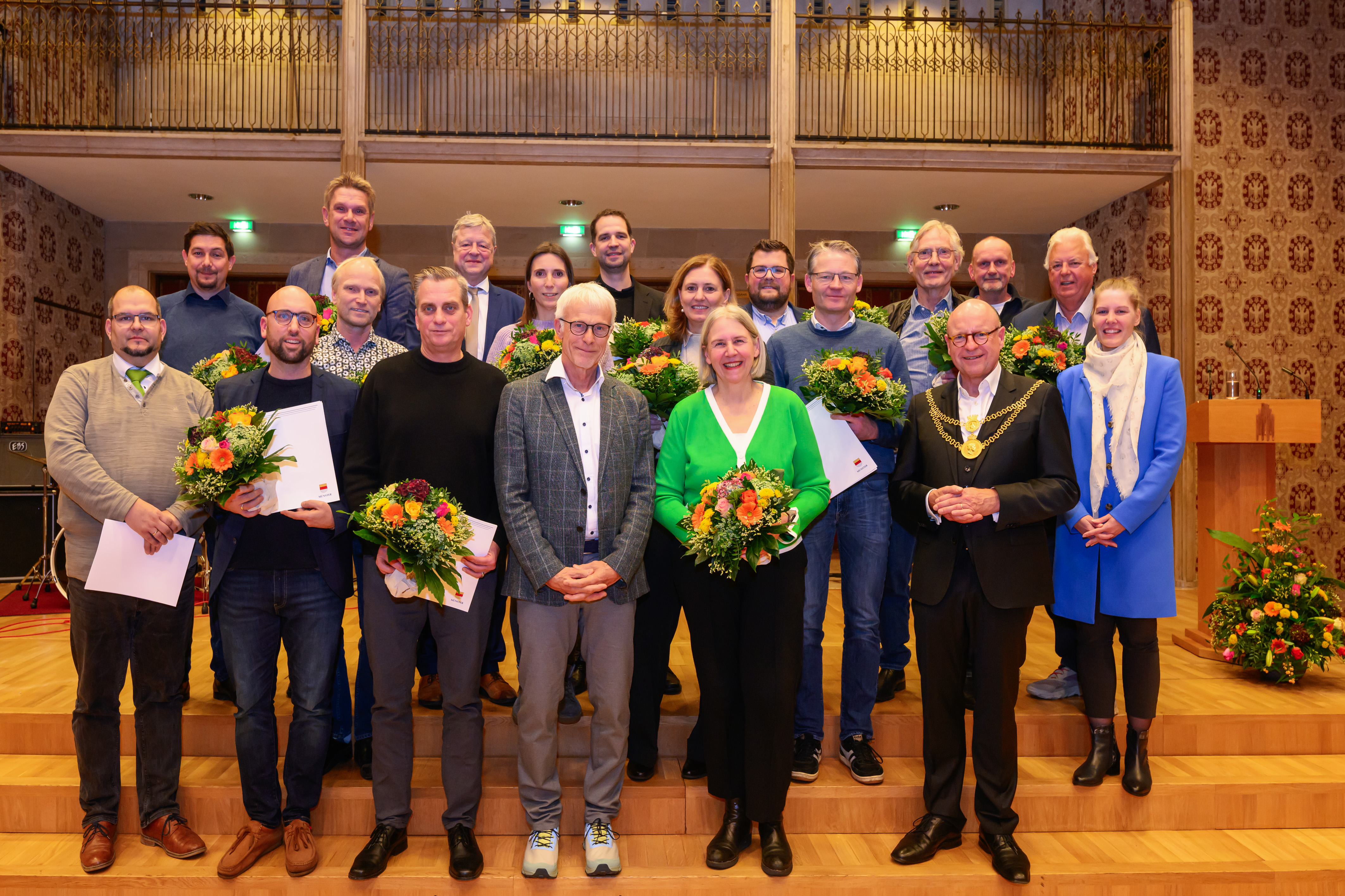 Vereinsvertreter und OB Lewe im Rathausfestsaal.