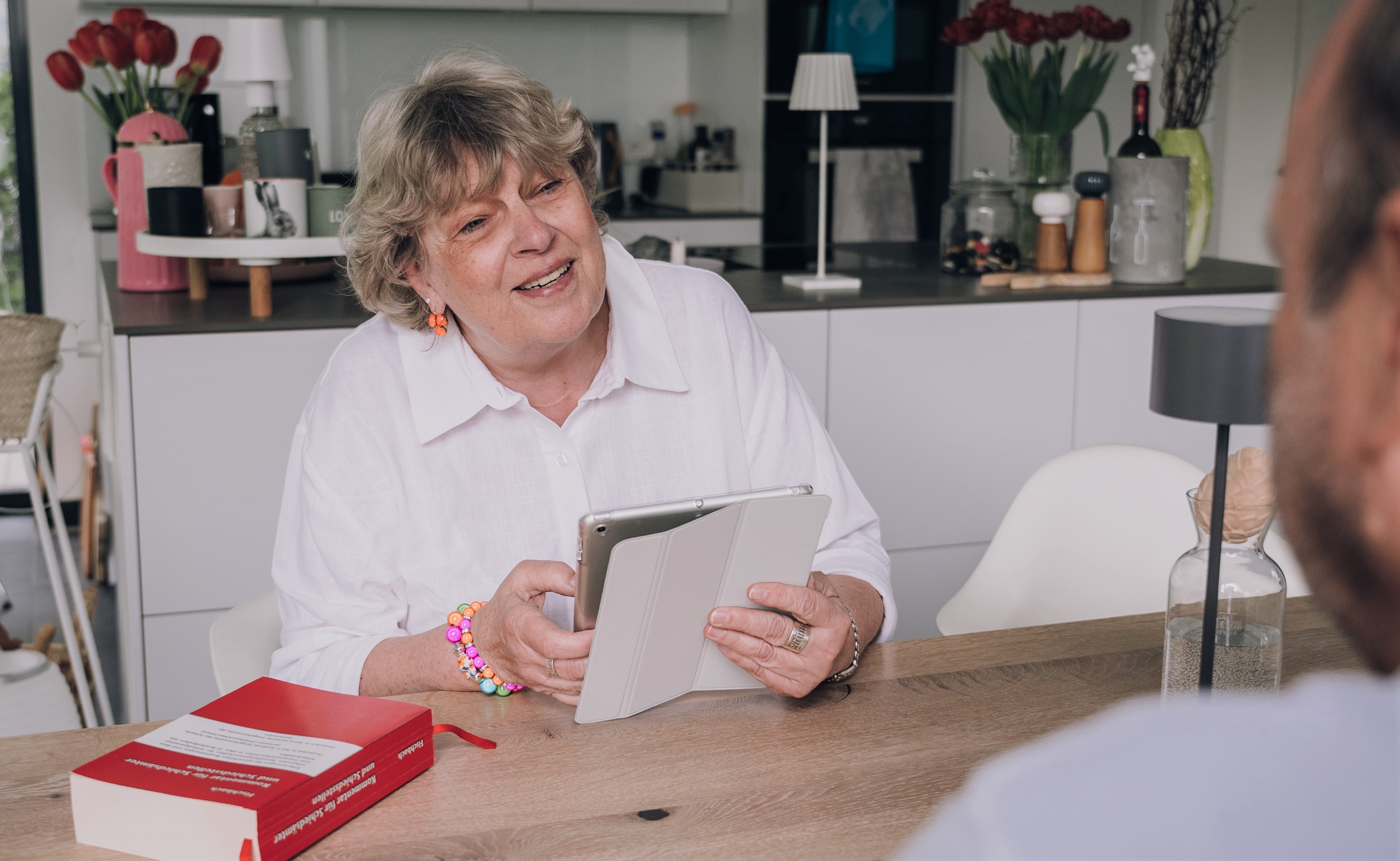 Schiedsfrau Sabine Matzel berät am Tisch