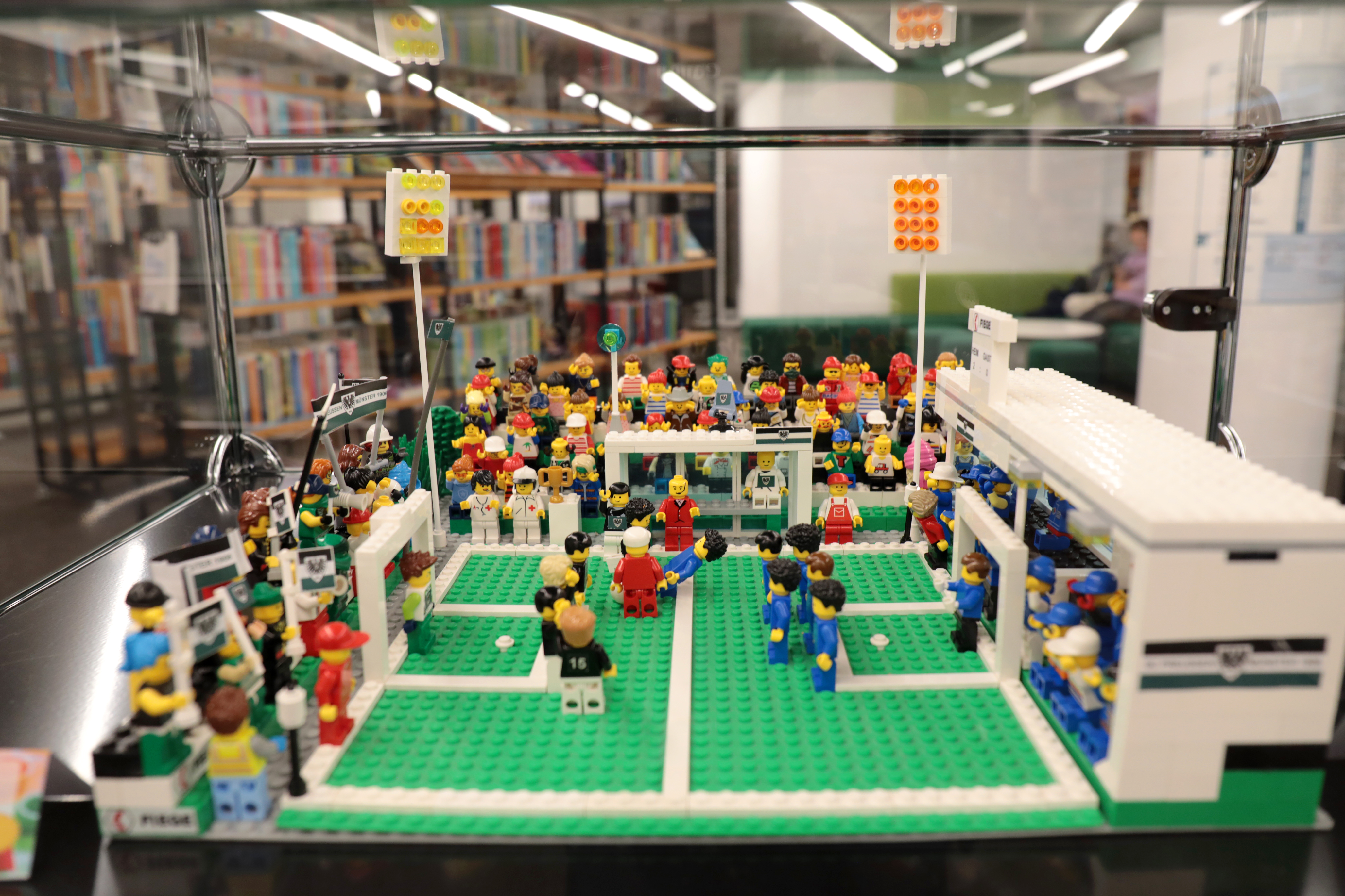 Modell eines Stadions aus Lego-Steinen