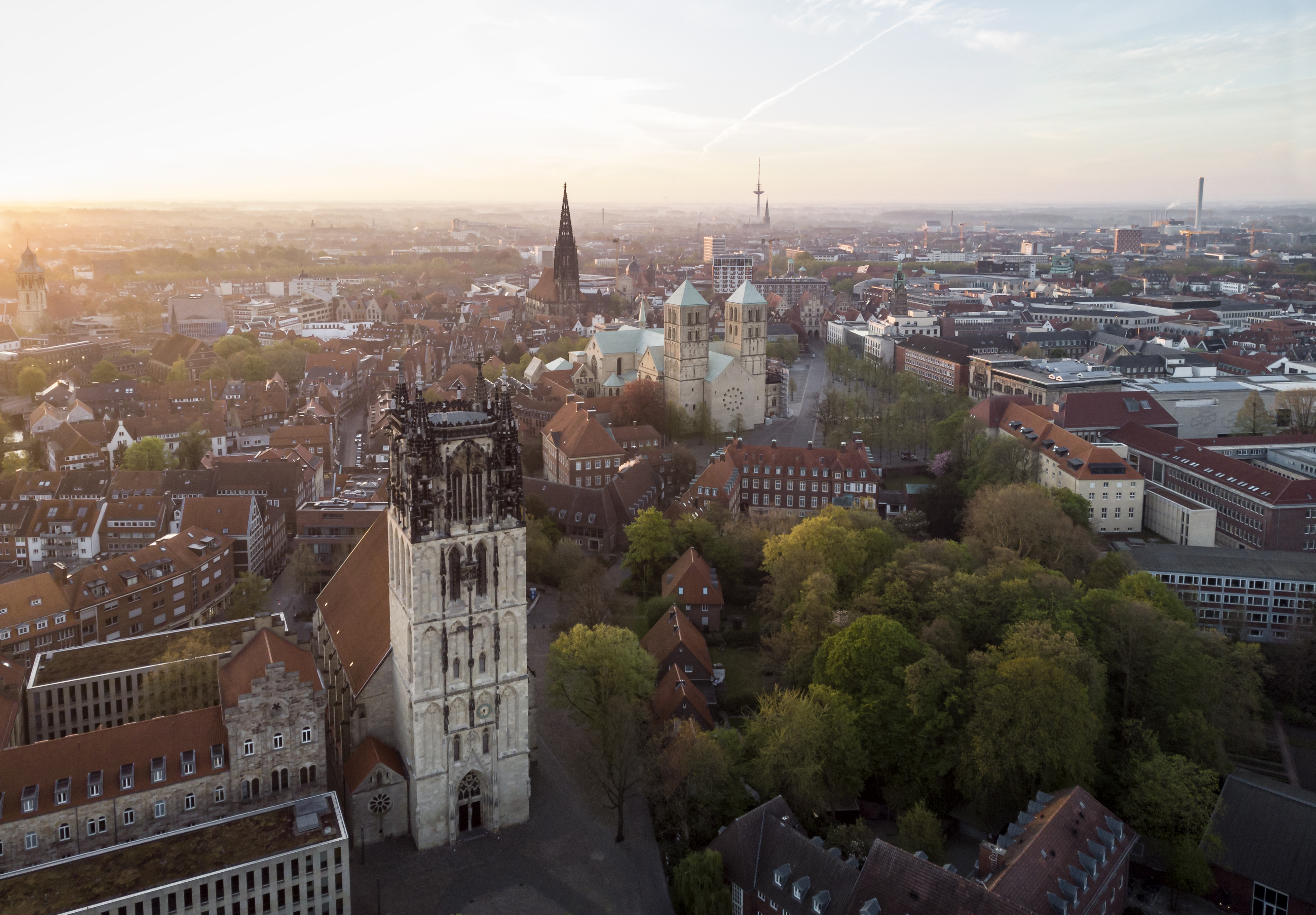 Panoramablick von oben auf Münster. Vorne ist die Überwasserkirche zu sehen, im Hintergrund der Dom Münster.