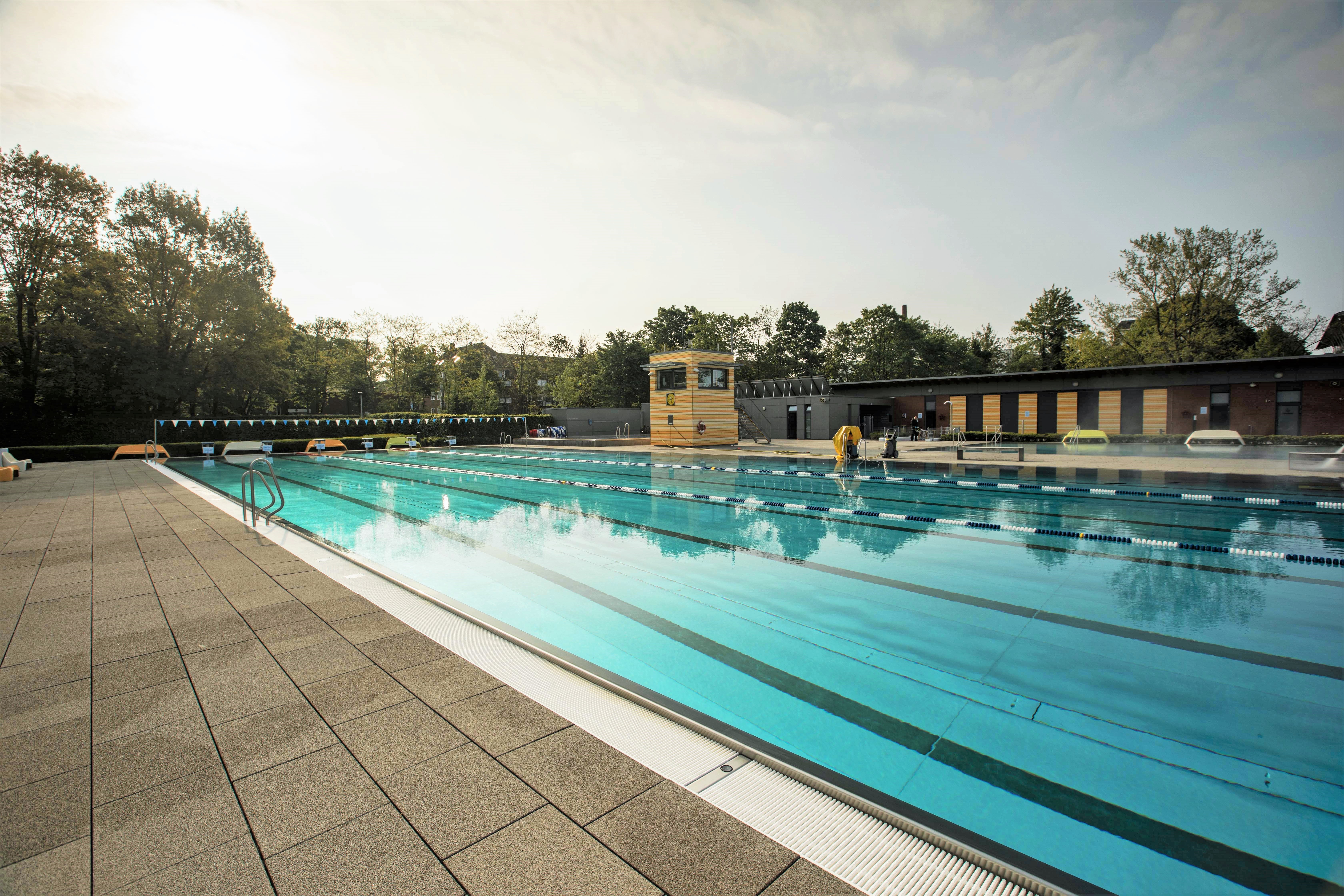 Blick vom Beckenrand auf eine spiegelglatte Oberfläche ohne Badegäste