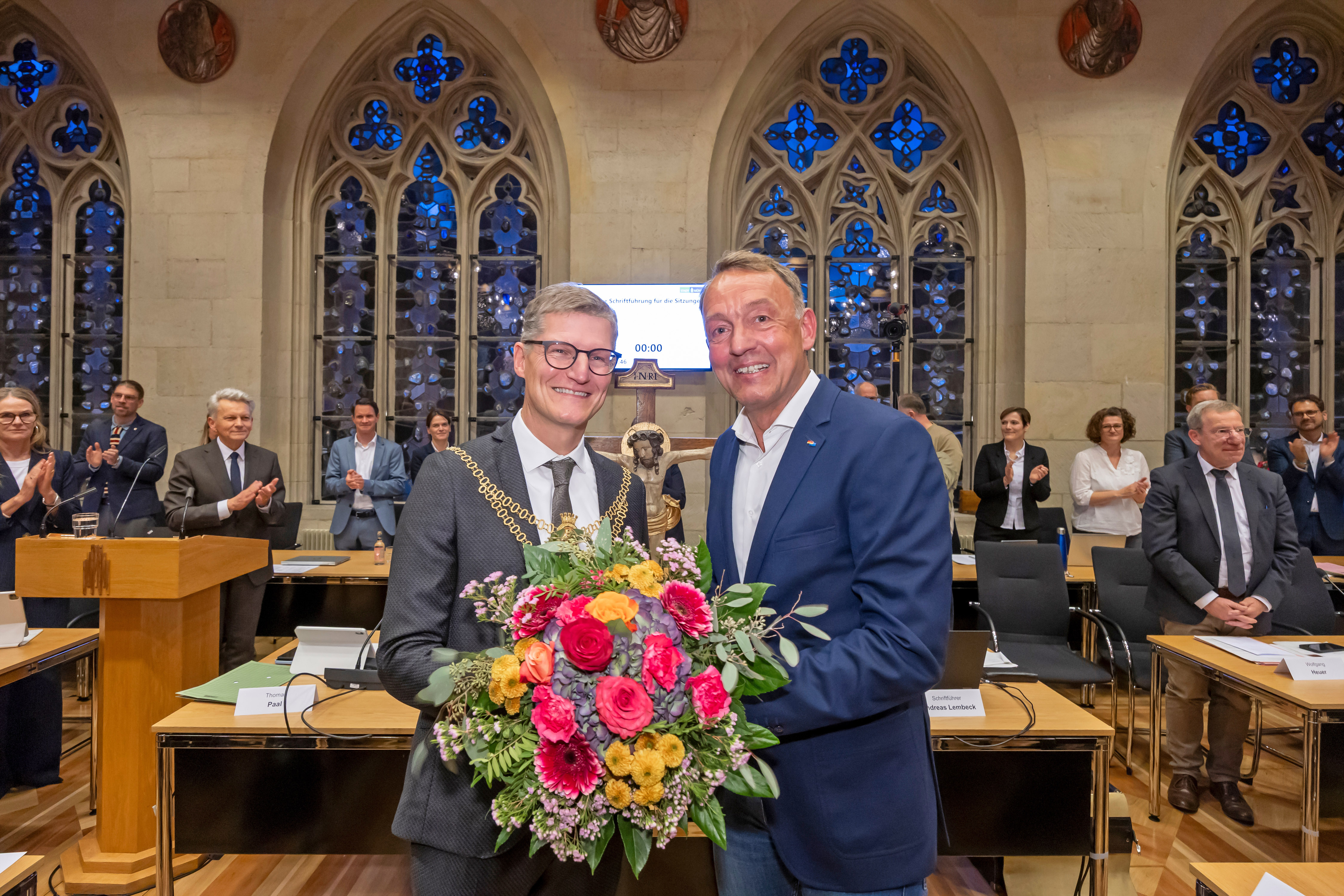 Tilman Fuchs bei seiner Vereidigung. Rechts neben ihm steht Ratsherr Dr. Dietmar Erber
