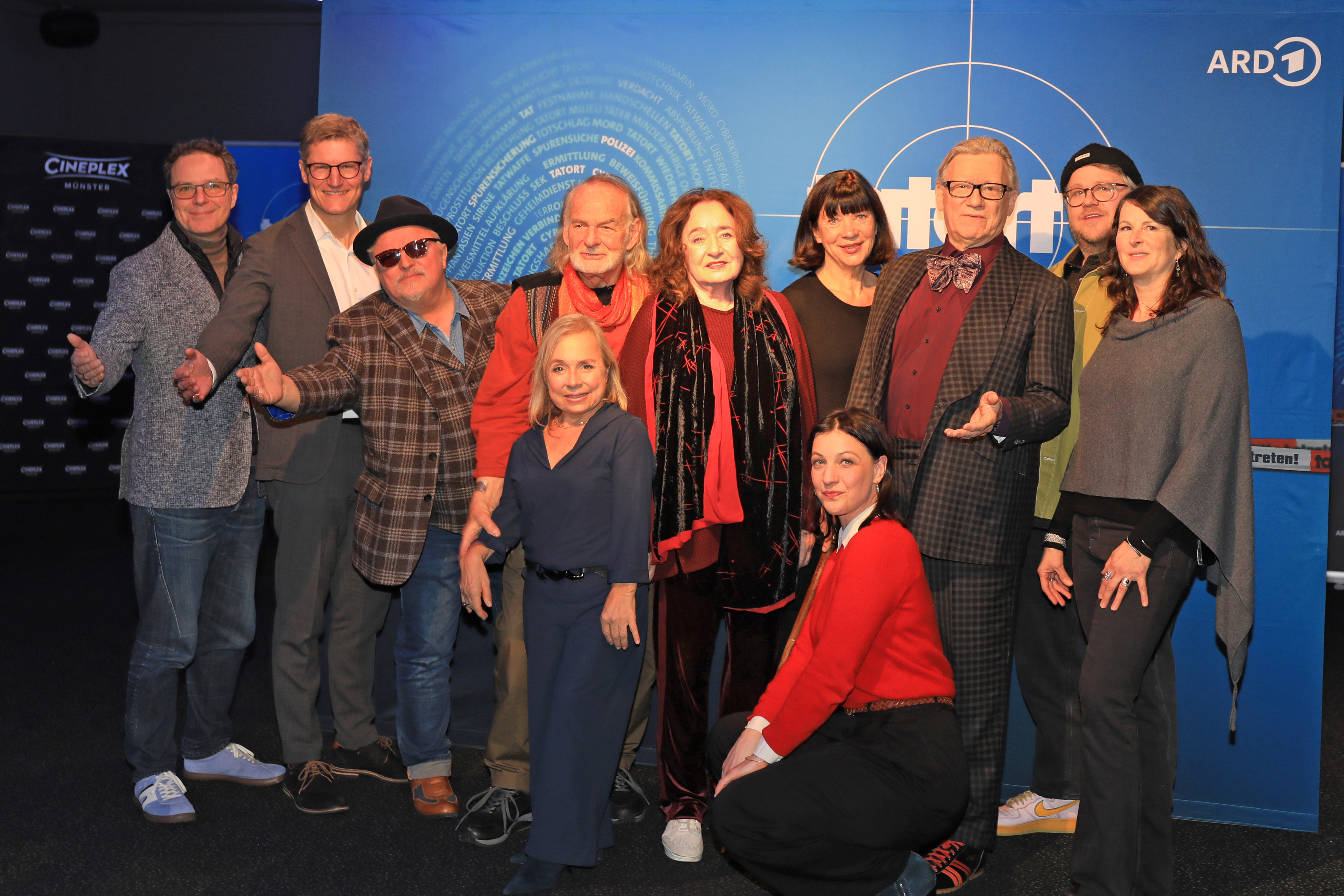 Darstellerinnen und Darsteller des Münster-Tatorts bei der Kinopremiere.(v. l. n. r.) Alexander Bickel (WDR Fiction Chef), Oberbürgermeister Tilman Fuchs, Axel Prahl, Claus D. Clausnitzer, ChrisTine Urspruch, Mechthild Großmann, Produzentin Jutta Müller, Oona von Maydell (knieend), Hannes Hellmann, Björn Meyer und Sophie Seitz vom WDR