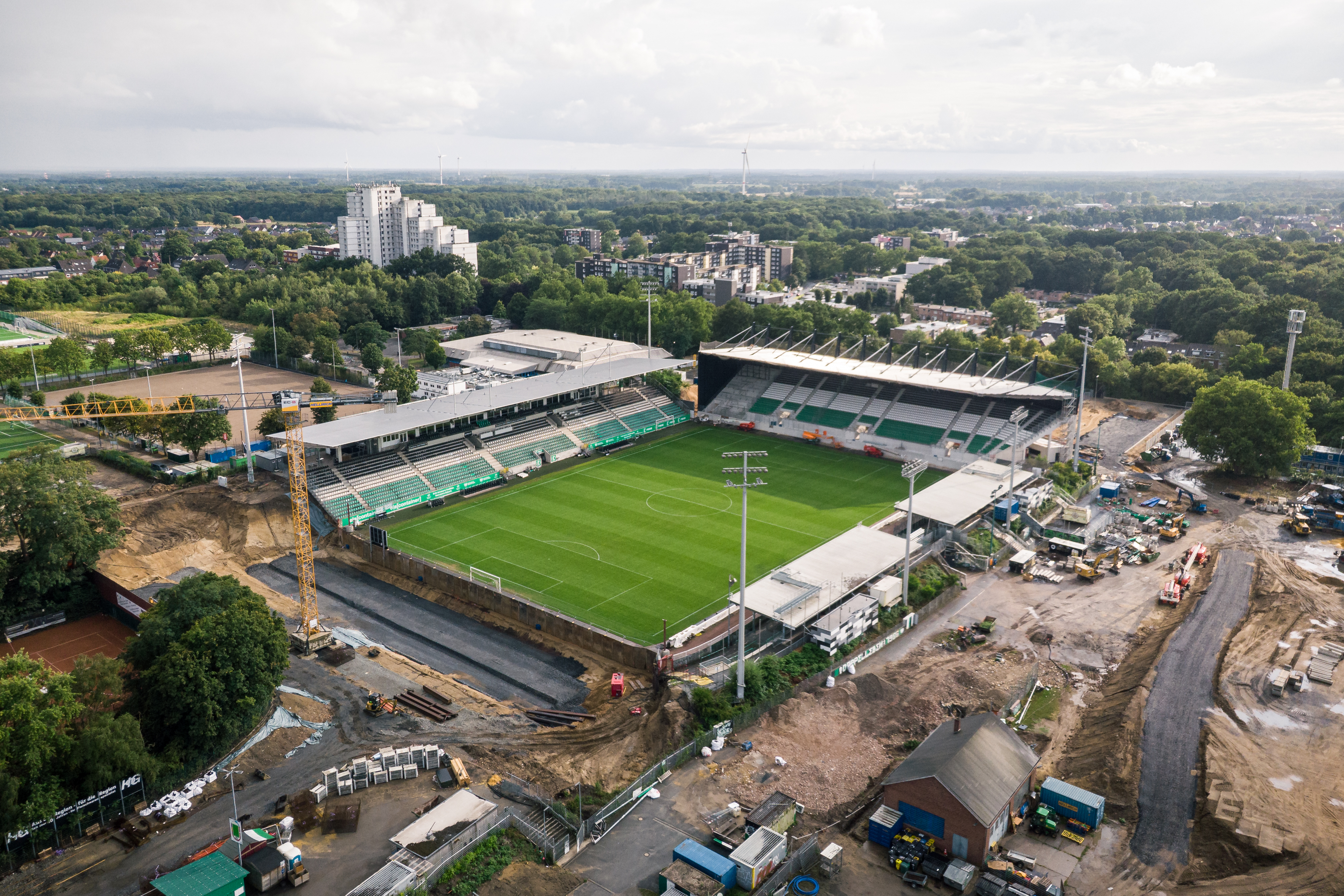 Ein Luftbild des Preußenstadions, an dem gerade Bauarbeiten stattfinden. Die neue Westribüne steht bereits, die alte Osttribüne ist abgerissen.