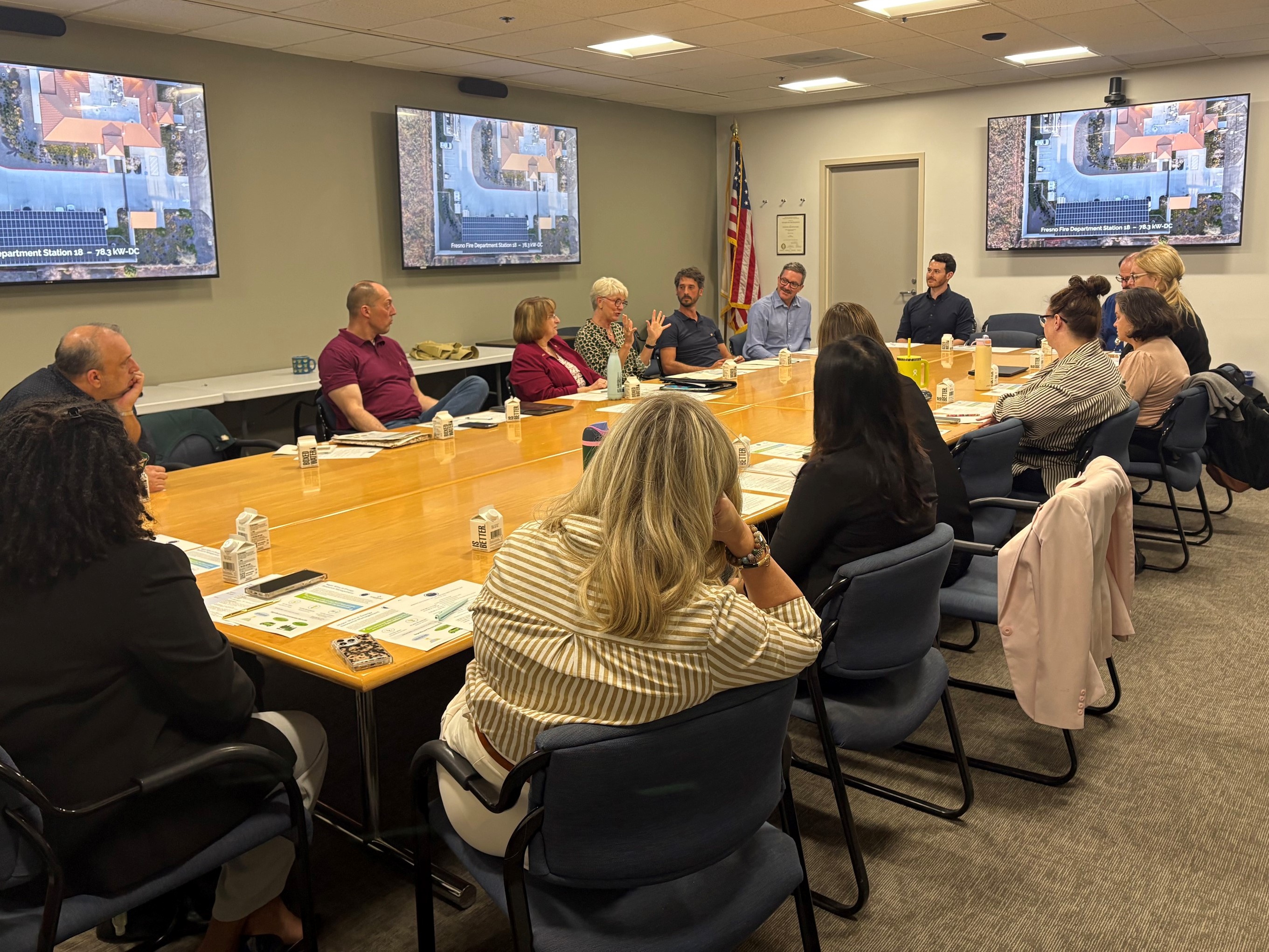 Menschen sitzen um einen Konferenztisch