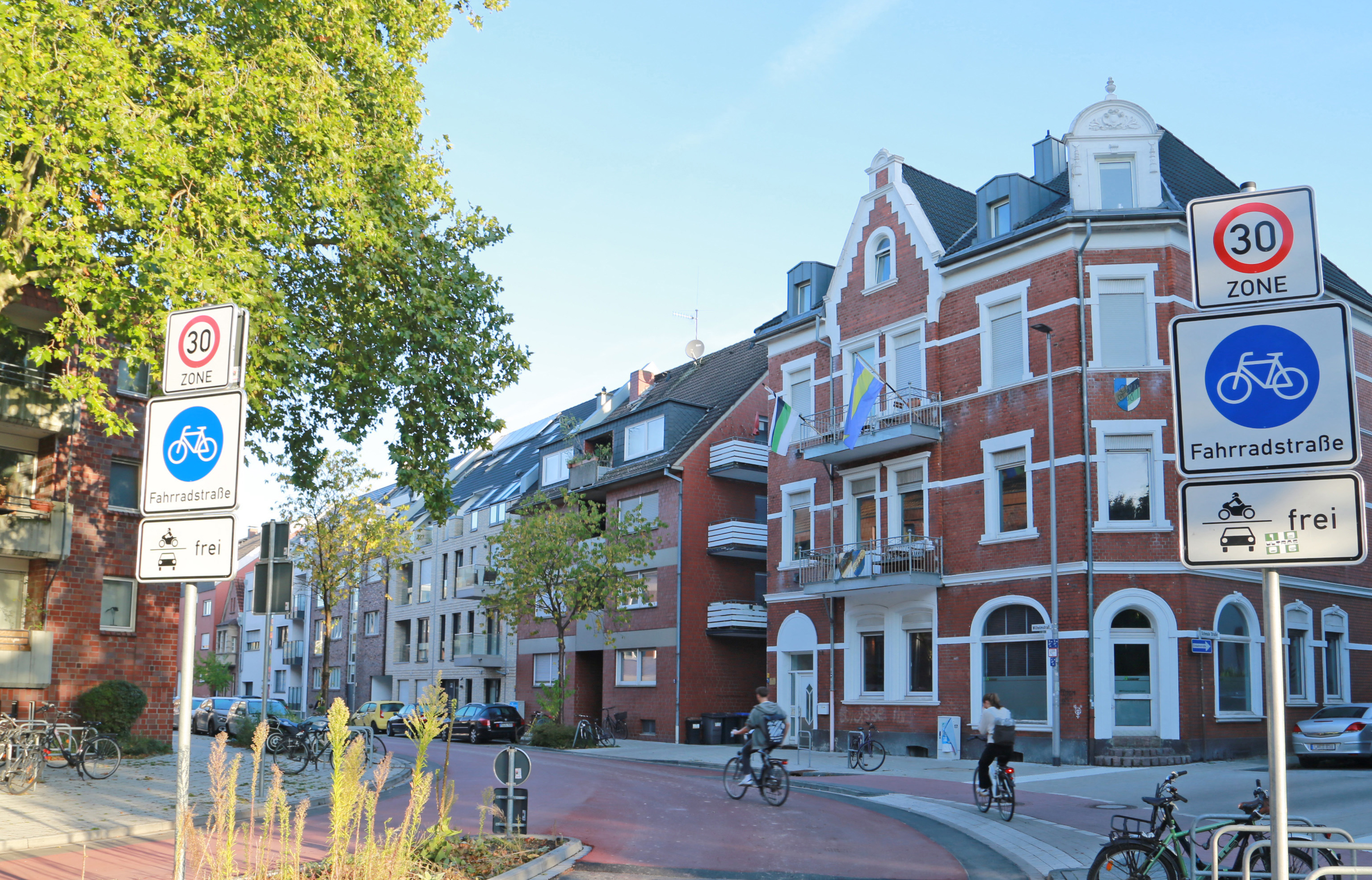 Rote Straße vor Altbau-Häuserzeile