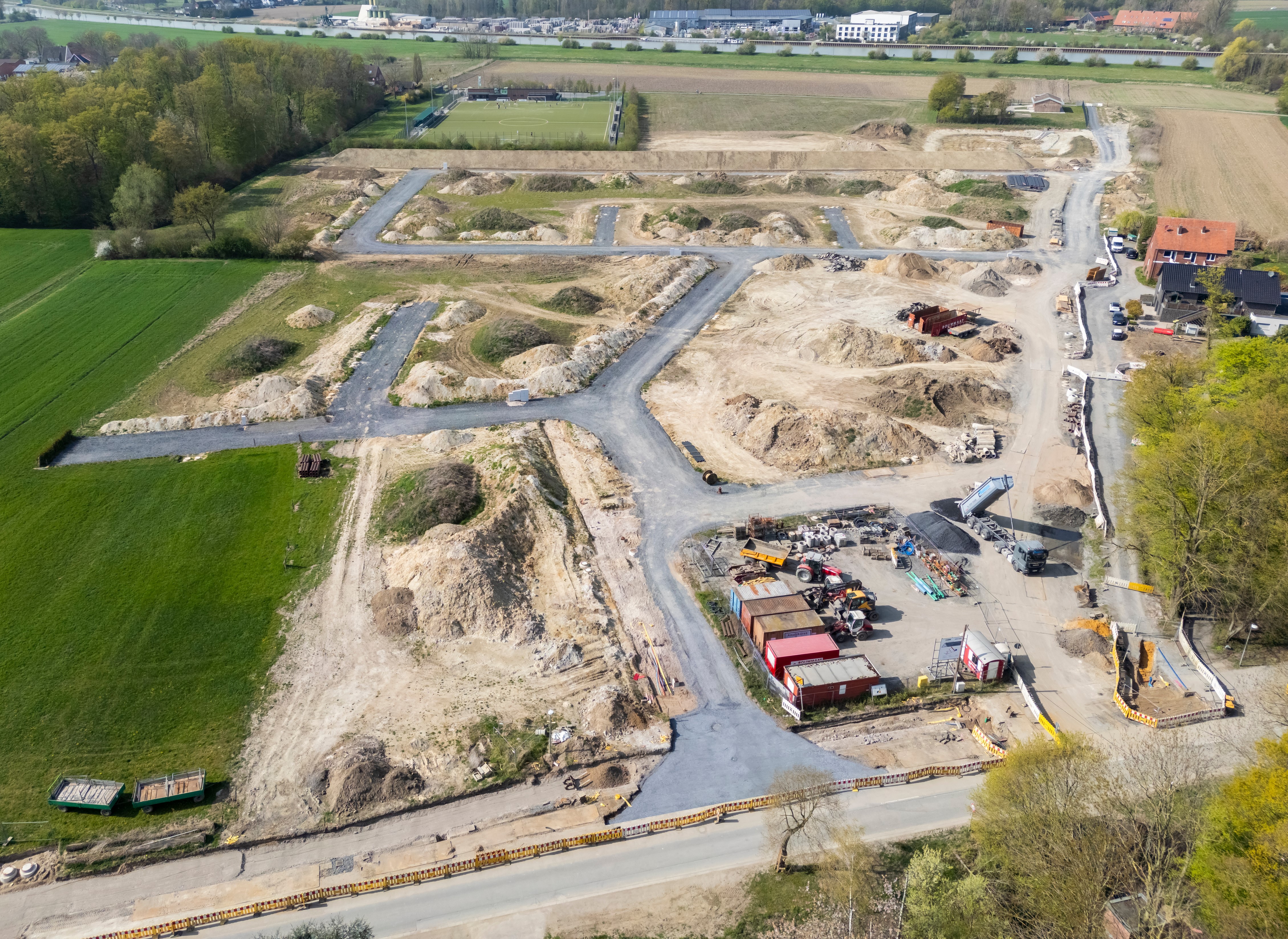 Luftbild des Baugebiets; die Straßen sind ansatzweise bereits zu erkennen.