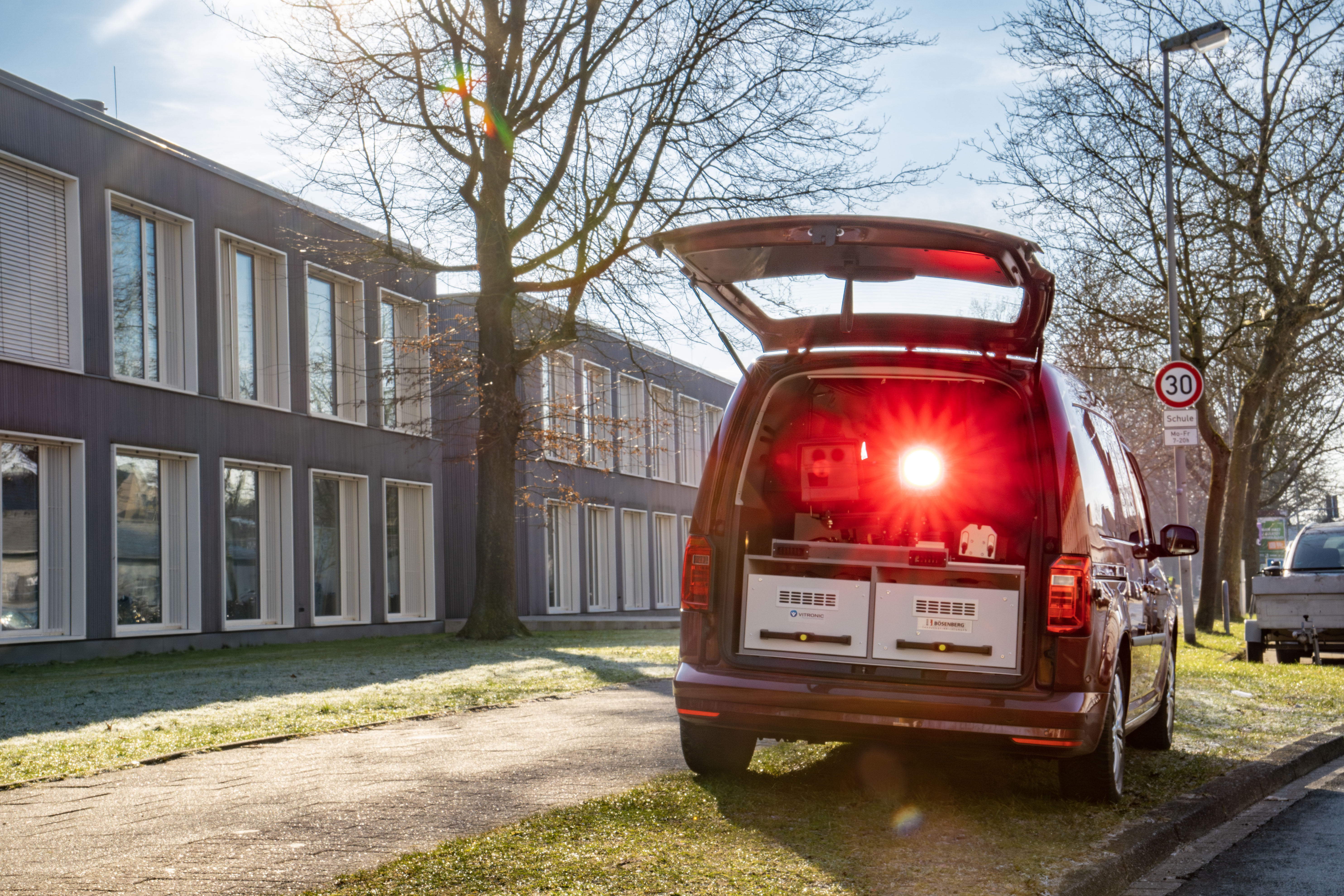 Ein Blitzer vor einer Schule