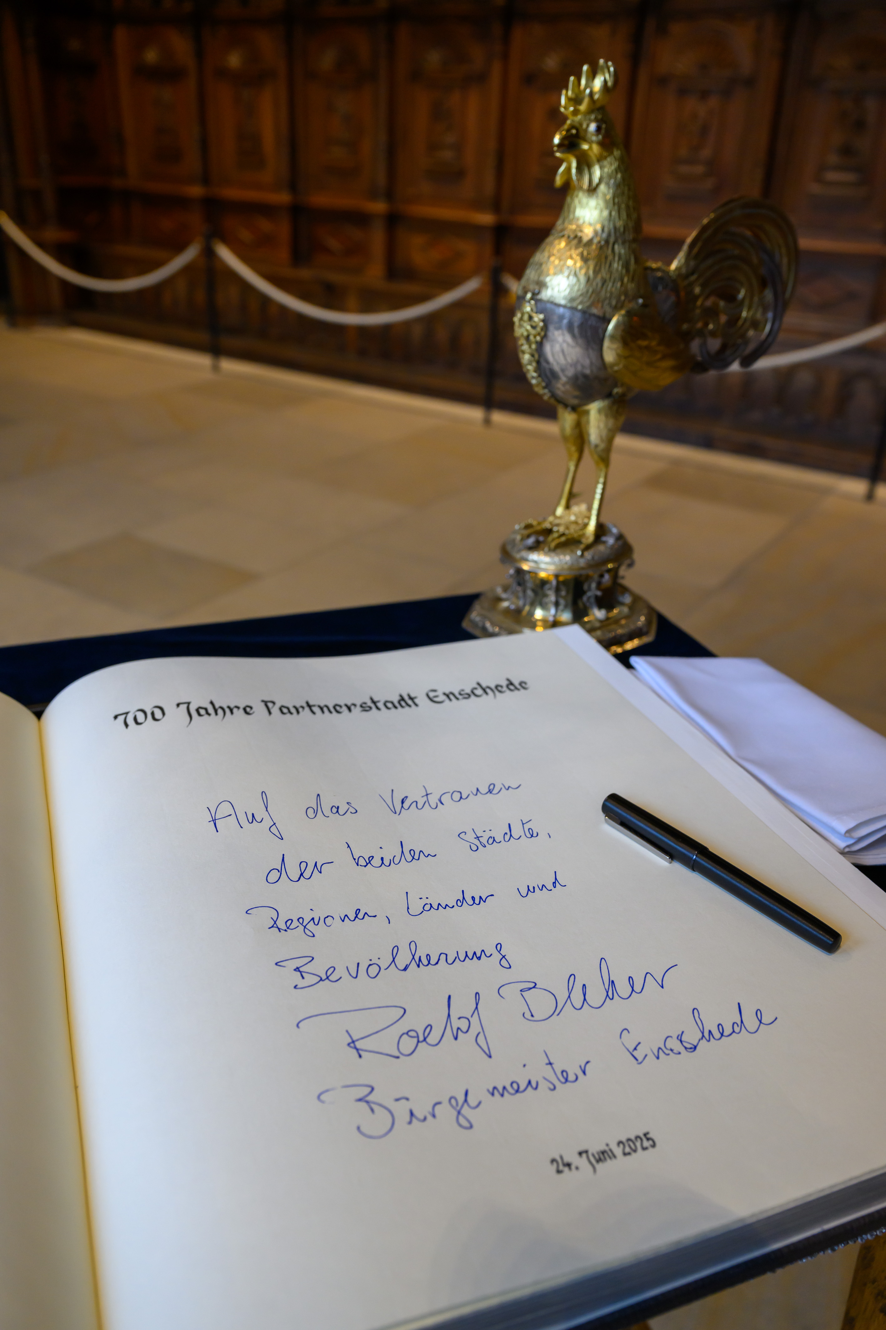 Geöffnetes Buch mit Nachricht des Bürgermeisters von Enschede