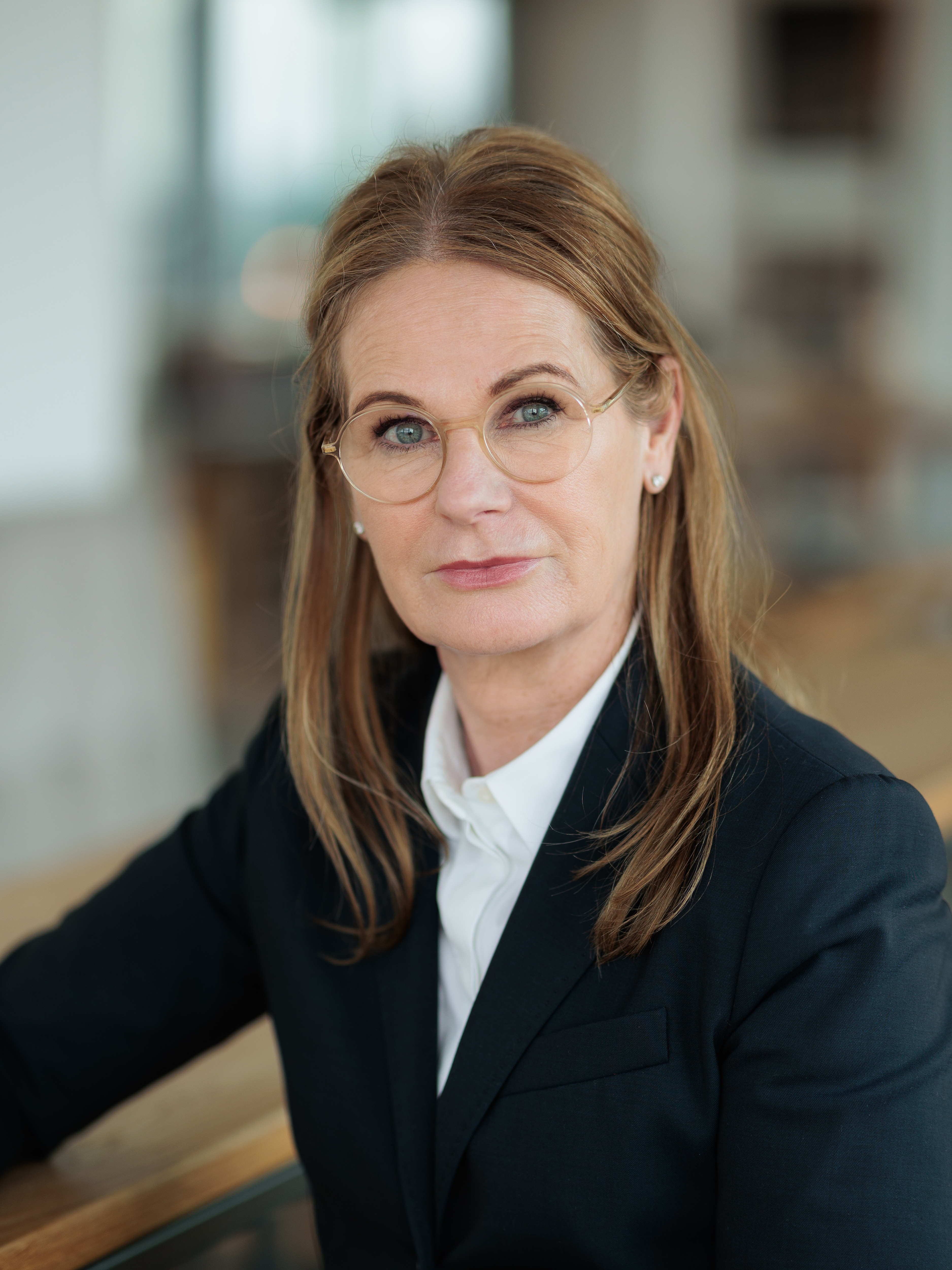 Portraitfoto einer Frau mit Brille