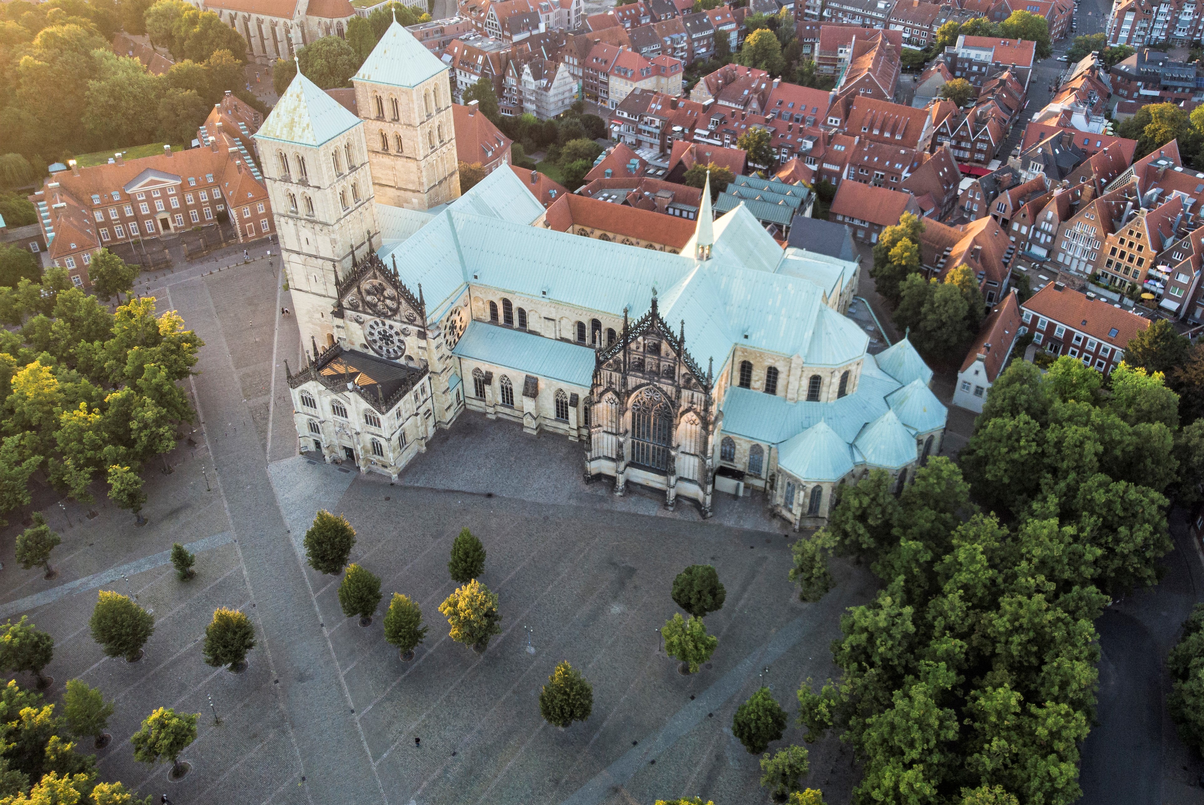 Luftansicht des Doms in Münsters, im Vordergrund der Domplatz.
