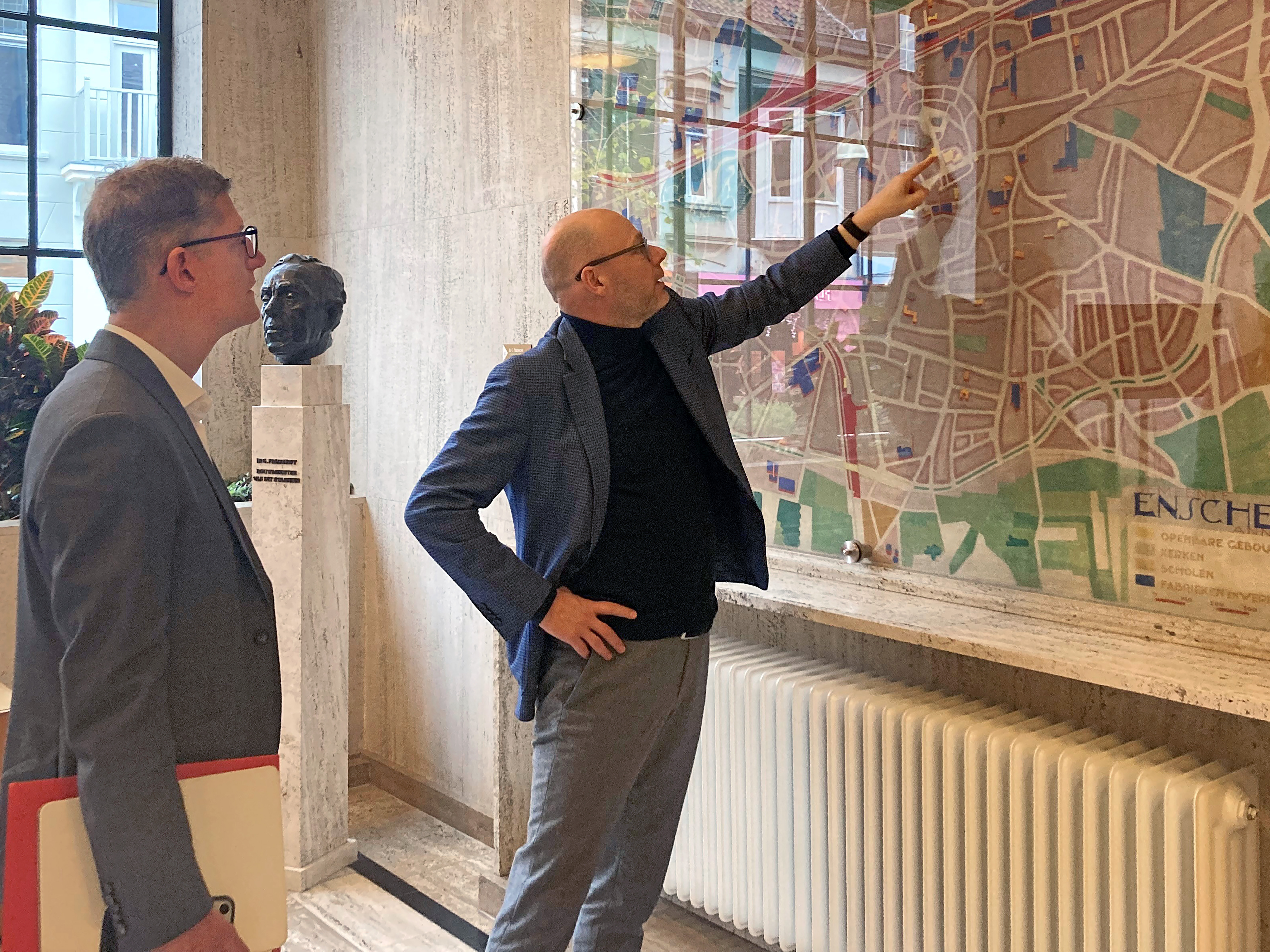 Roelof Bleker zeigt Tilman Fuchs etwas auf einer Karte