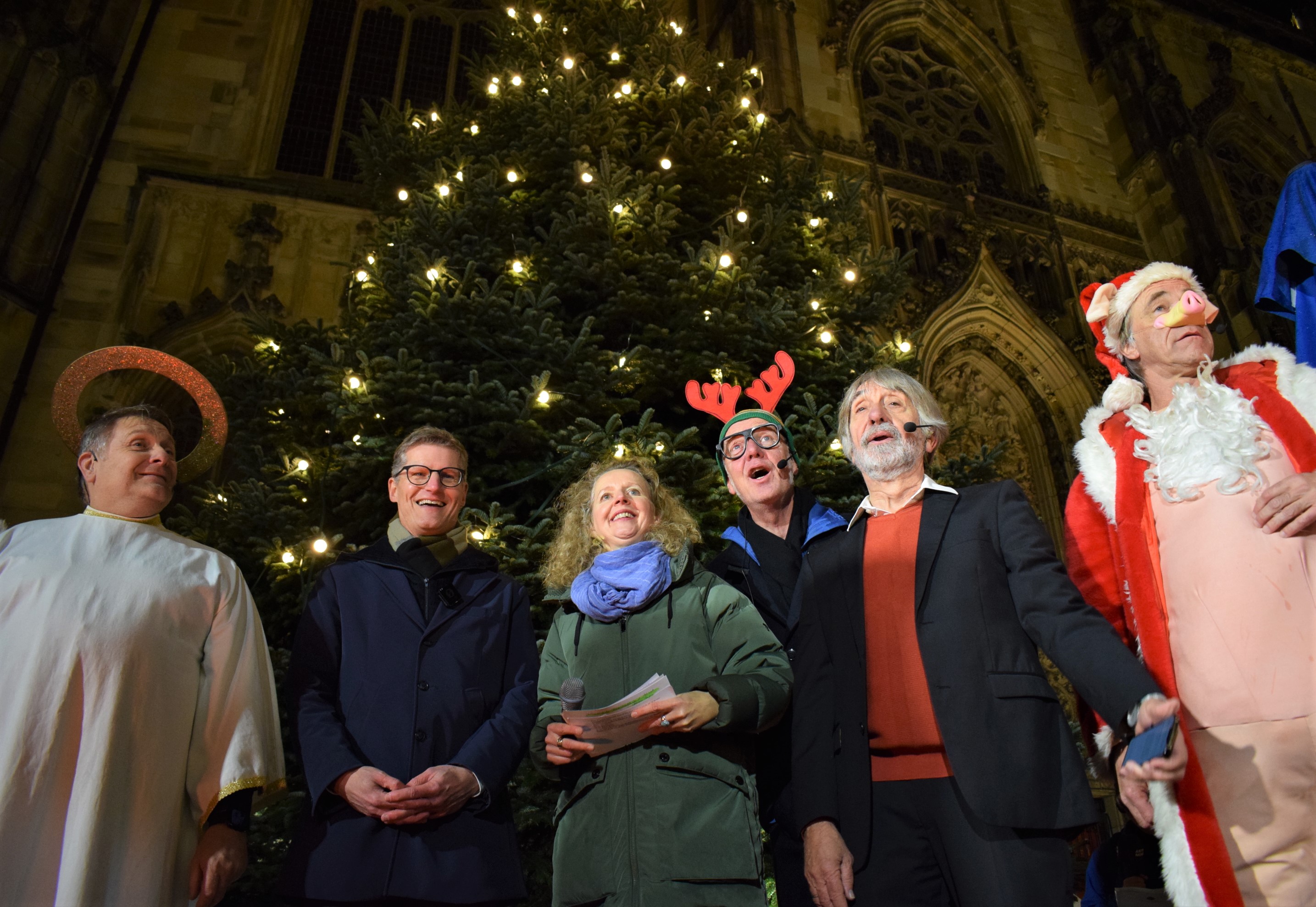 Gemeinsam mit den „6-Zylindern” und Moderatorin Eva-Maria Jazdzejewski hat Oberbürgermeister Tilman Fuchs (2. v. l.) am Montagabend, 24. November, Münsters Weihnachtsmärkte eröffnet. 