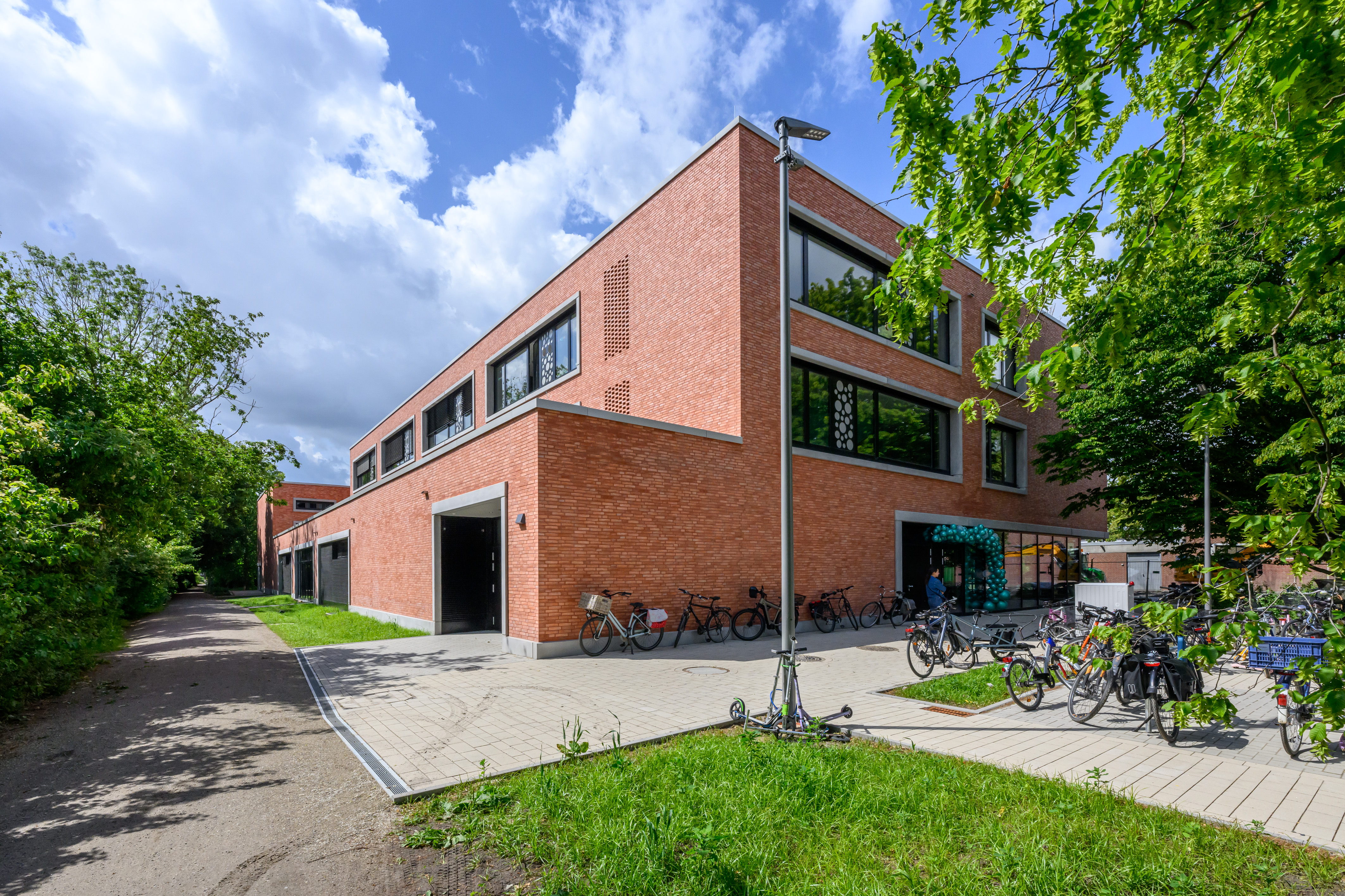 Schulgebäude aus rotem Backstein von außen