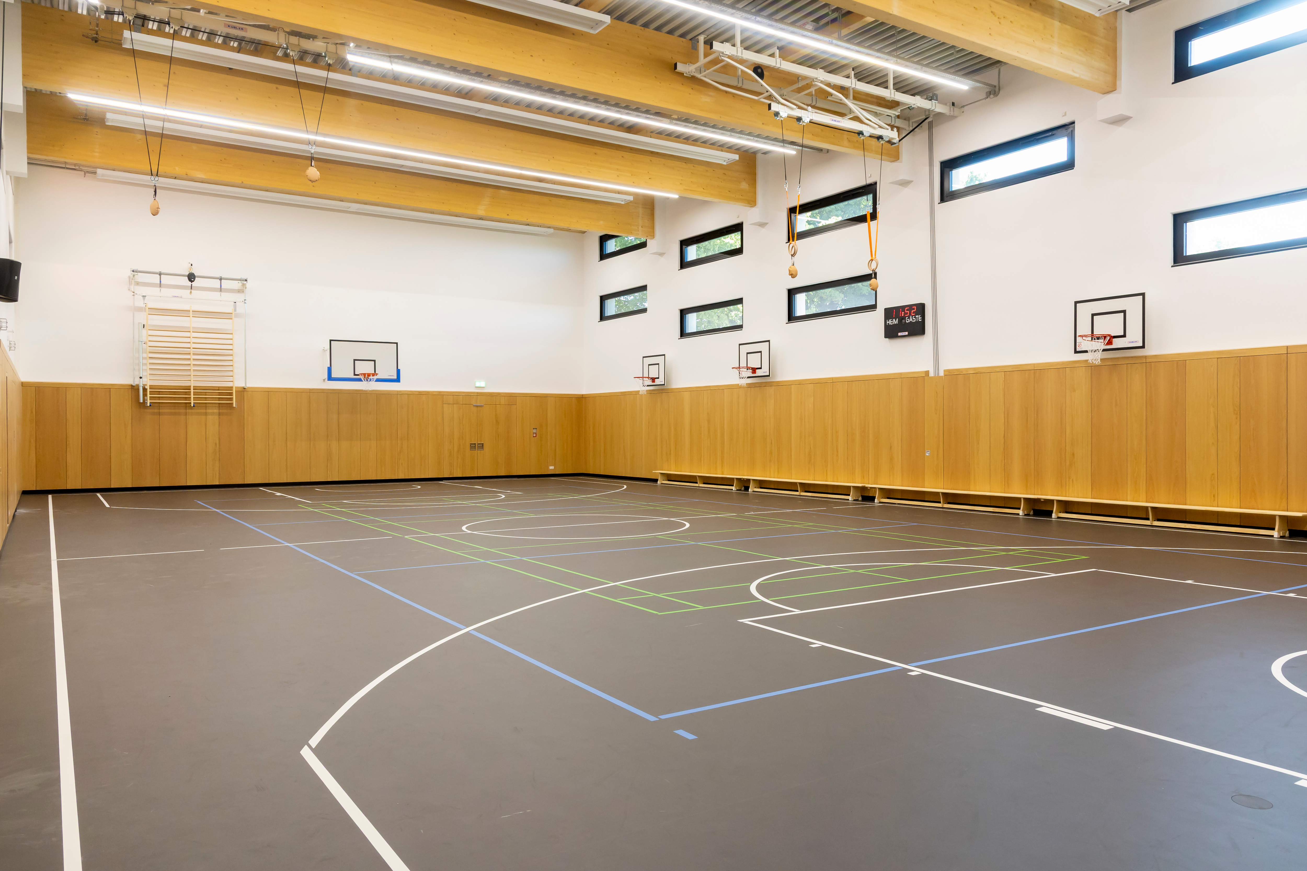 Leere Sporthalle von innen